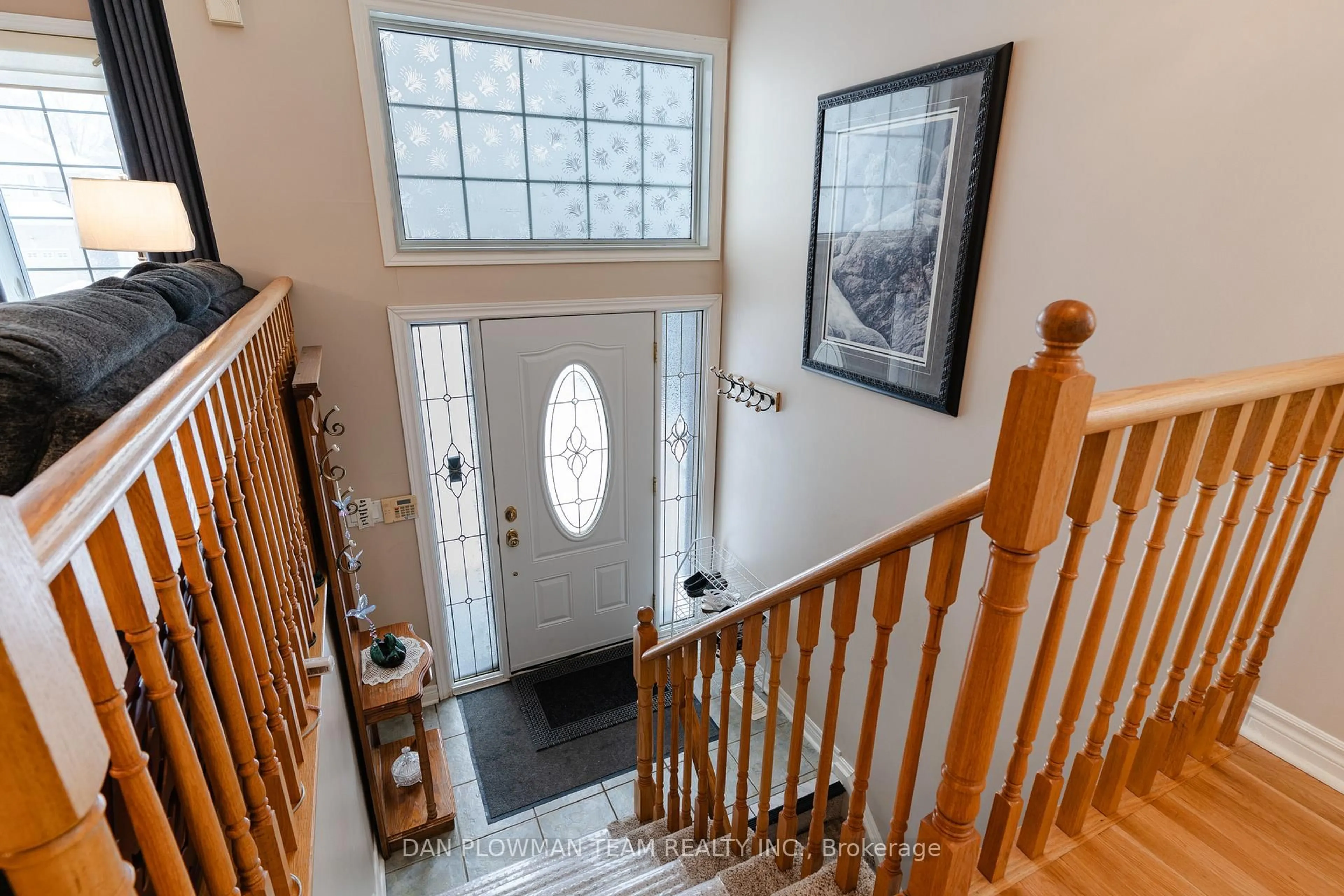 Indoor entryway for 1 Westmore St, Clarington Ontario L1E 2H7