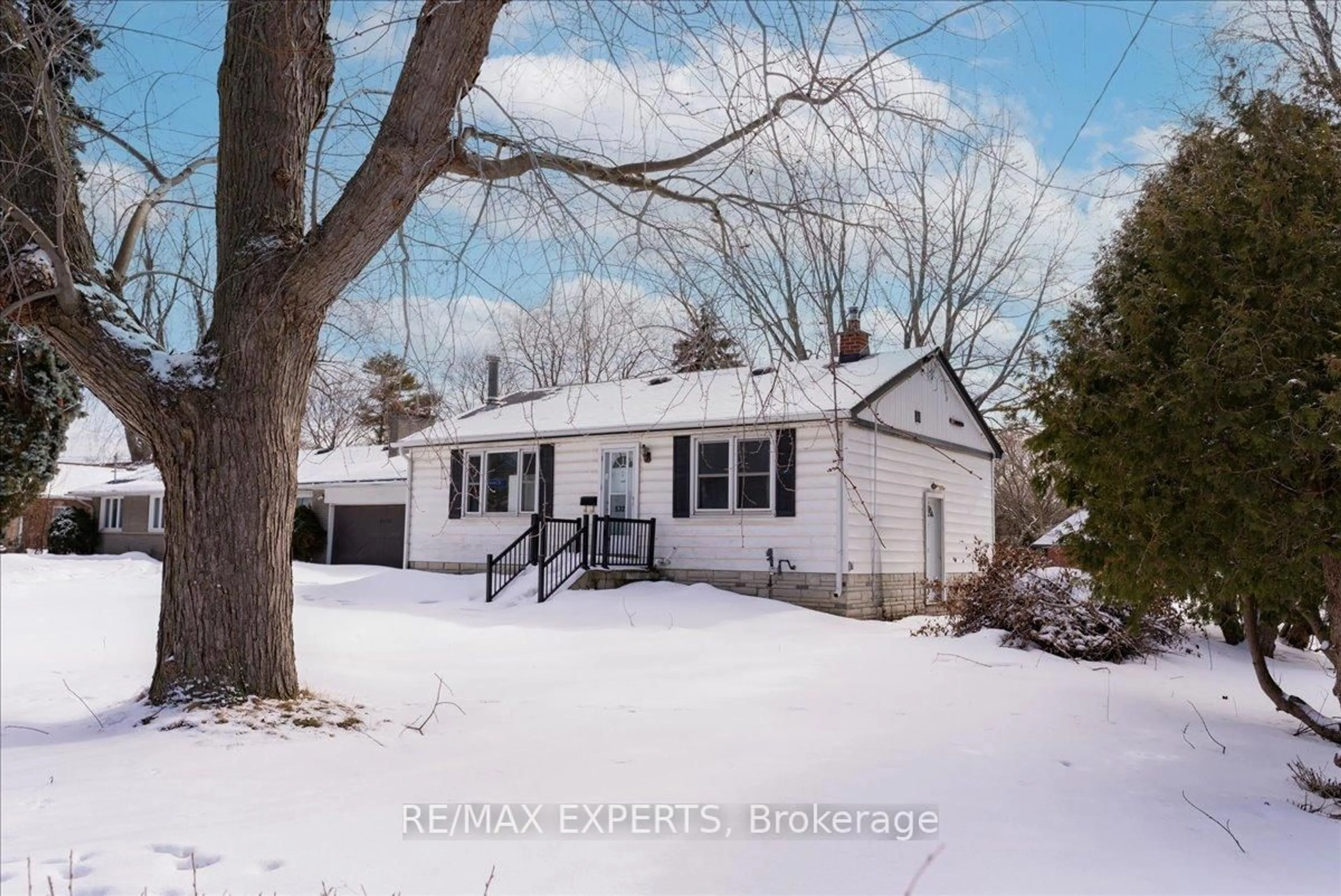 A pic from outside/outdoor area/front of a property/back of a property/a pic from drone, street for 5323 Lawrence Ave, Toronto Ontario M1C 1R5