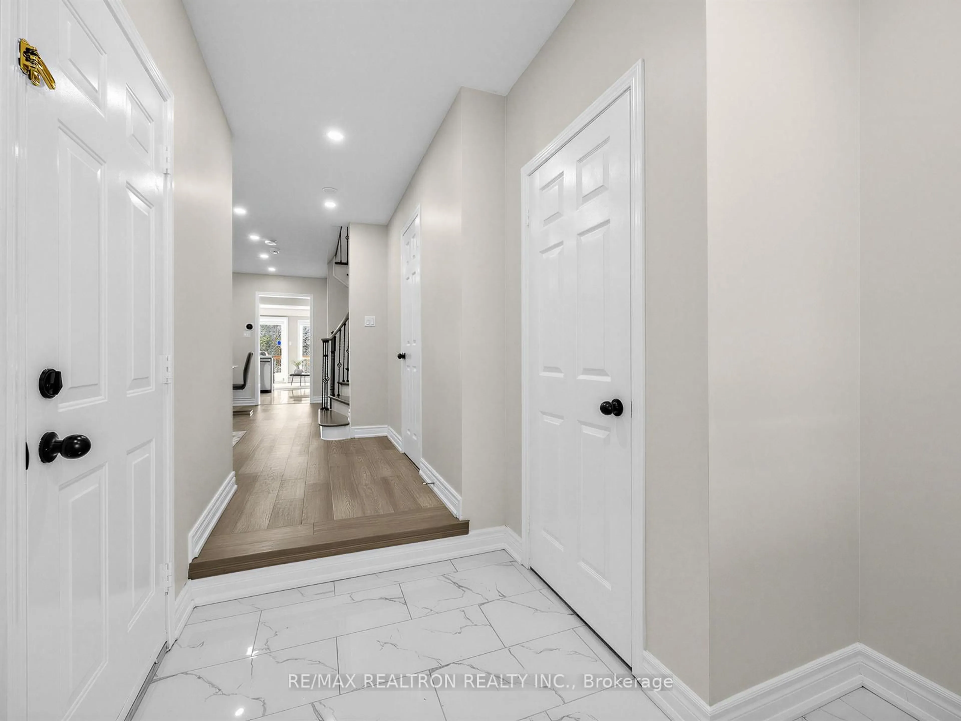Indoor entryway for 677 Sunbird Tr, Pickering Ontario L1X 2X6