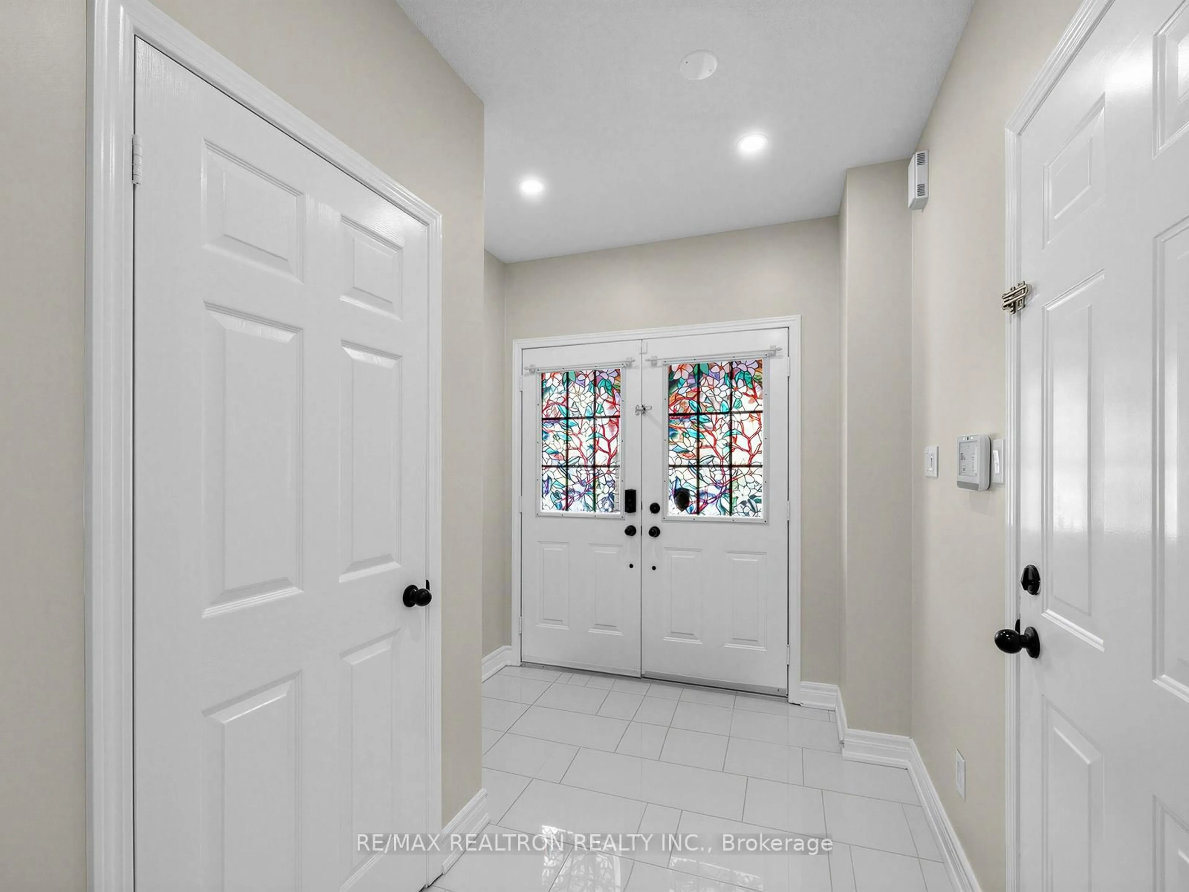 Indoor entryway for 677 Sunbird Tr, Pickering Ontario L1X 2X6