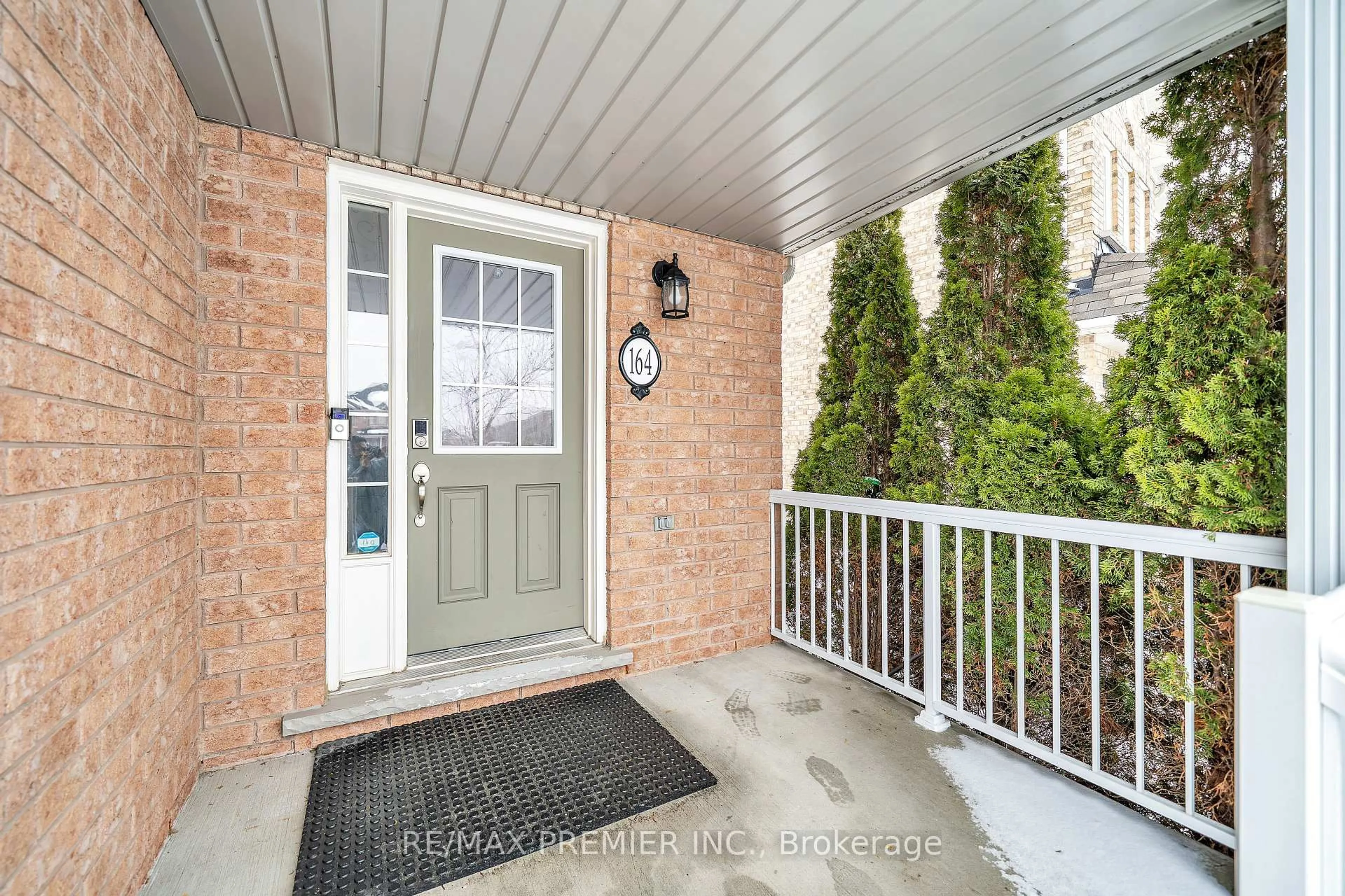Indoor entryway for 164 Dewell Cres, Clarington Ontario L1E 0B9
