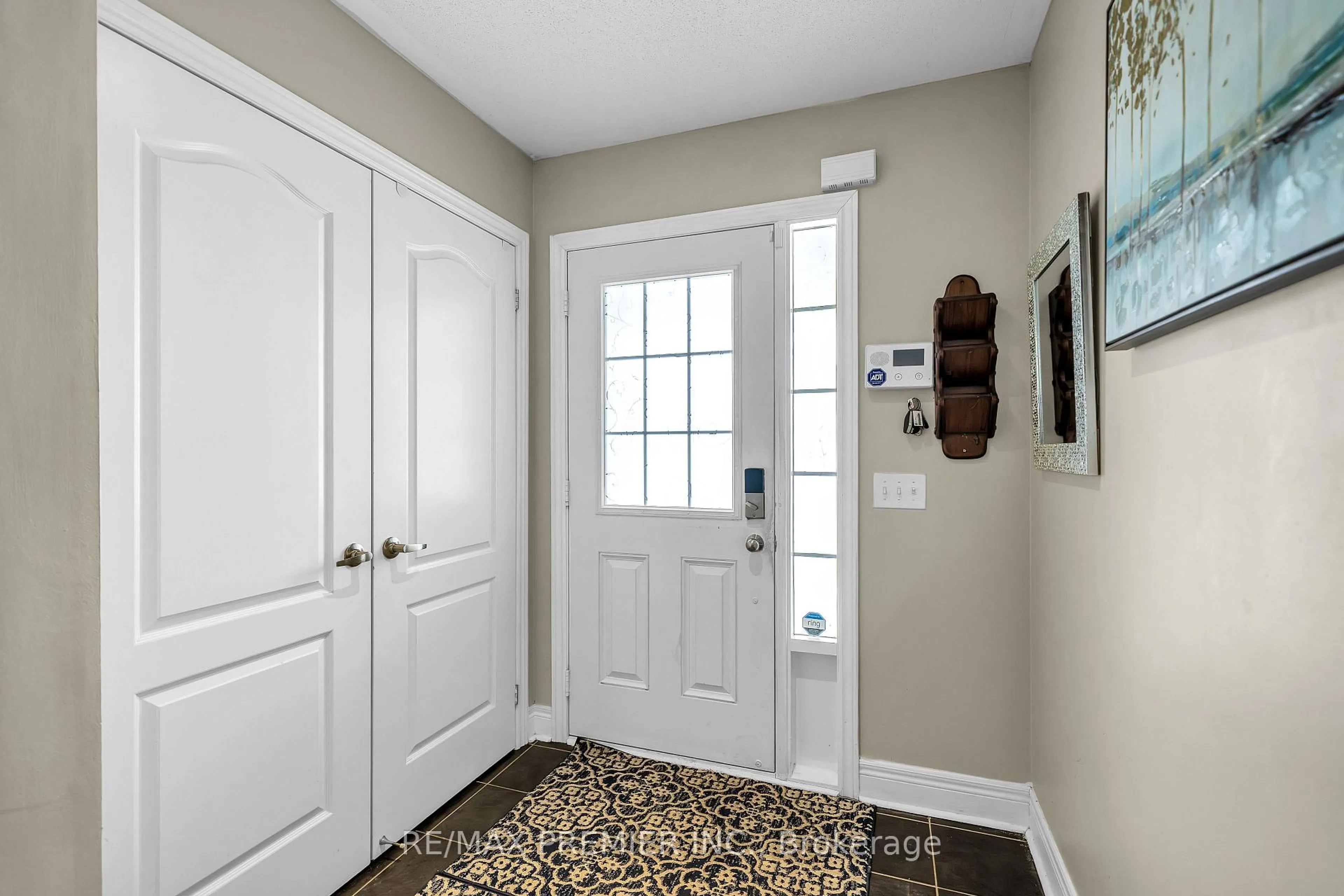 Indoor entryway for 164 Dewell Cres, Clarington Ontario L1E 0B9