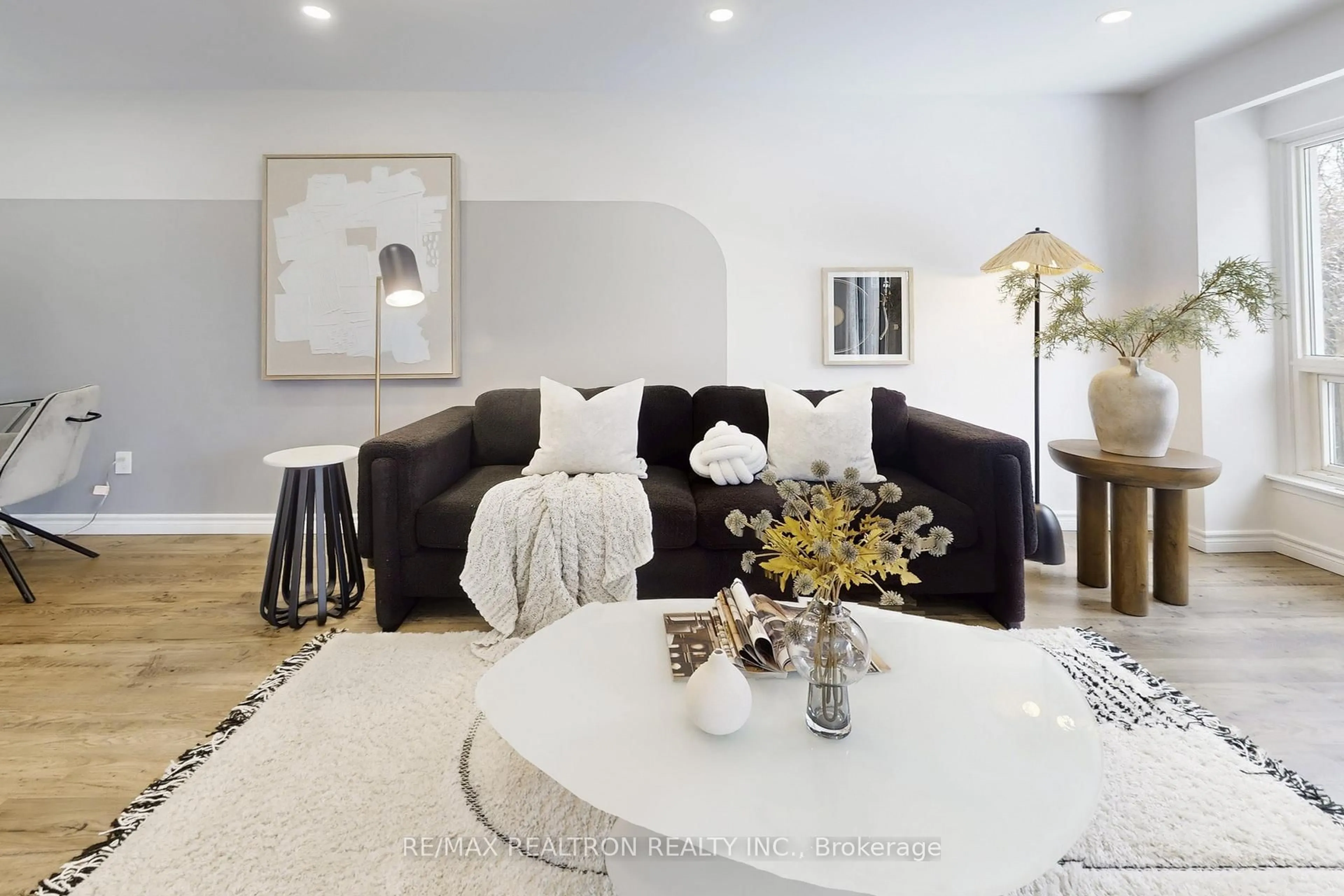 Living room with furniture, unknown for 71 Ecclesfield Dr, Toronto Ontario M1W 2Y3