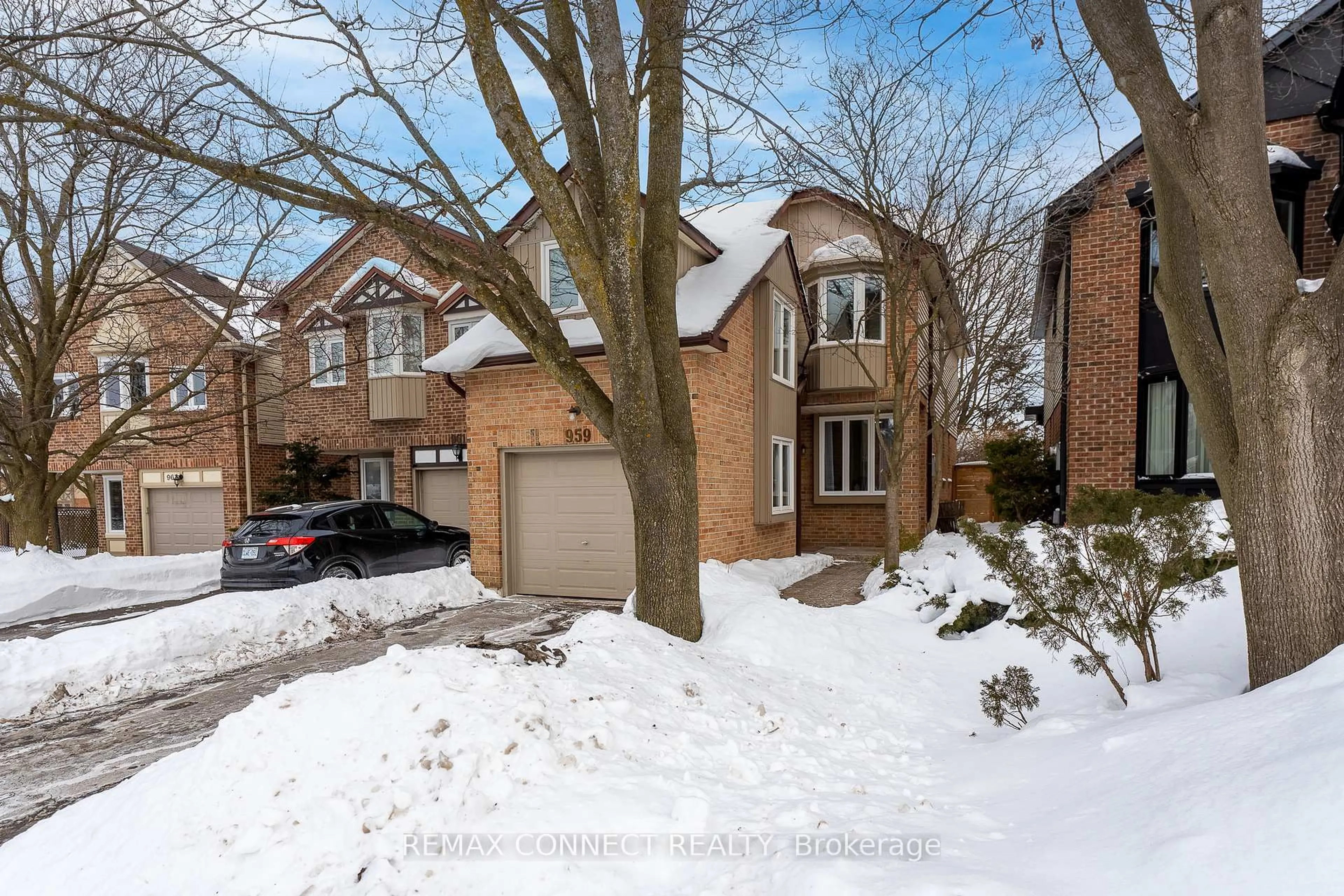 A pic from outside/outdoor area/front of a property/back of a property/a pic from drone, street for 959 Redbird Cres, Pickering Ontario L1V 5K8
