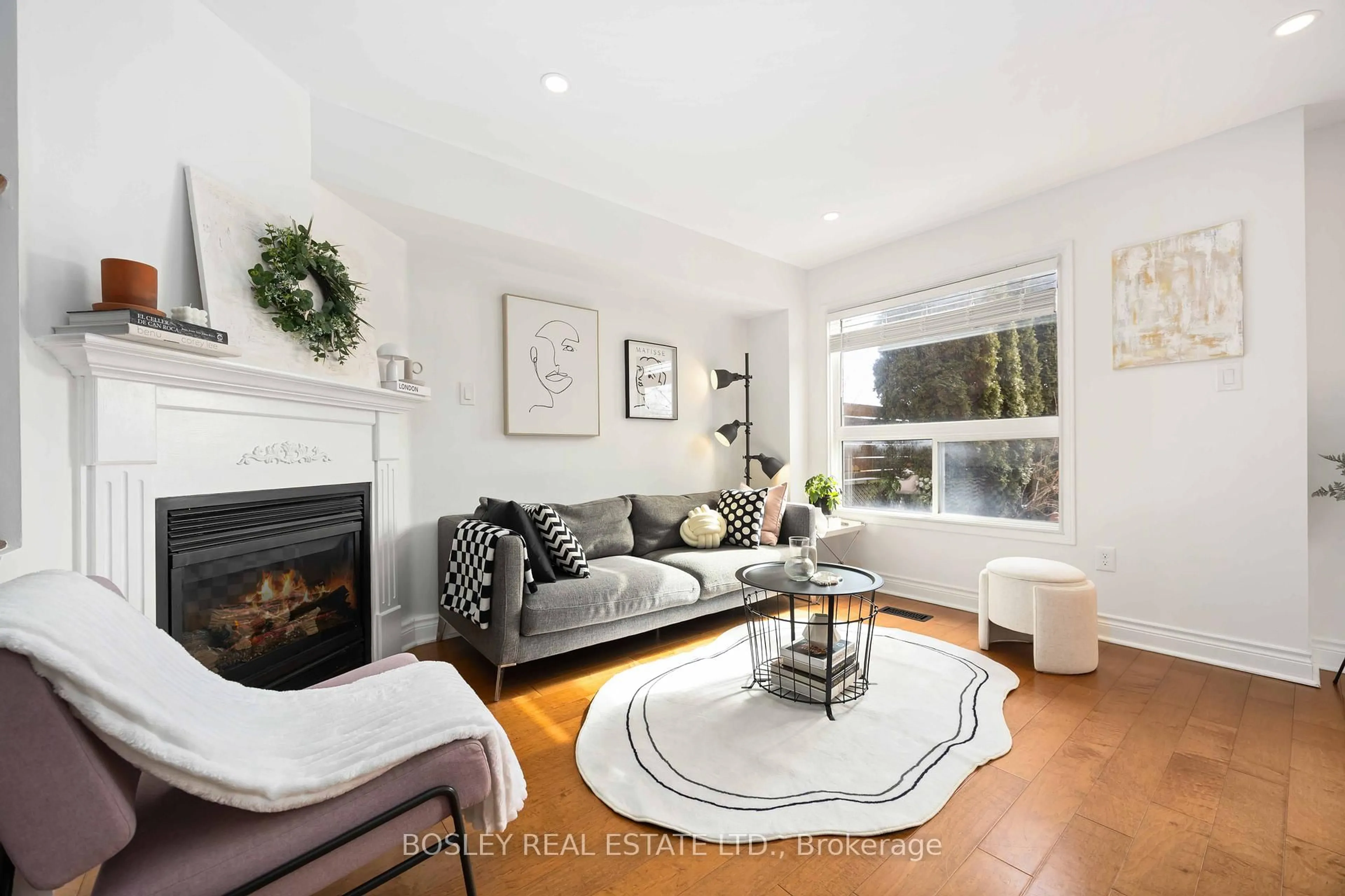 Living room with furniture, unknown for 57 Candlebrook Dr, Whitby Ontario L1R 2V6