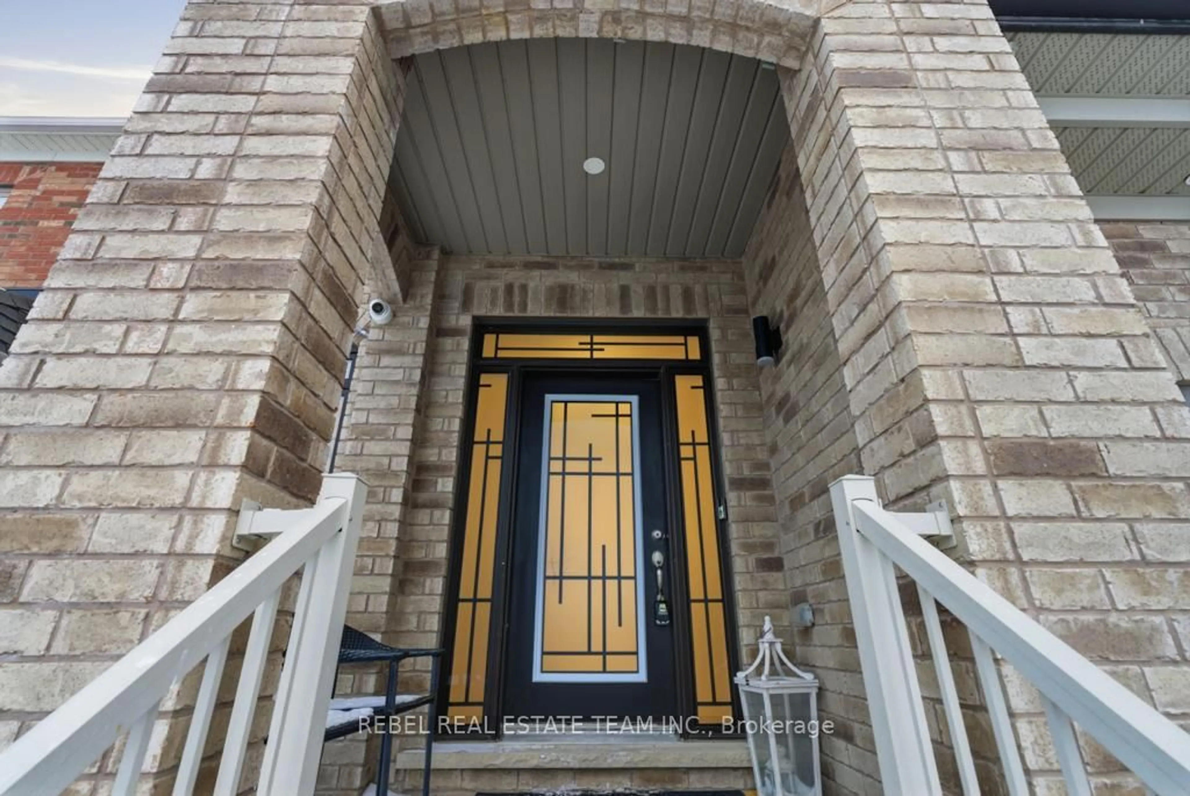 Indoor foyer for 32 Crombie St, Clarington Ontario L1C 4A1