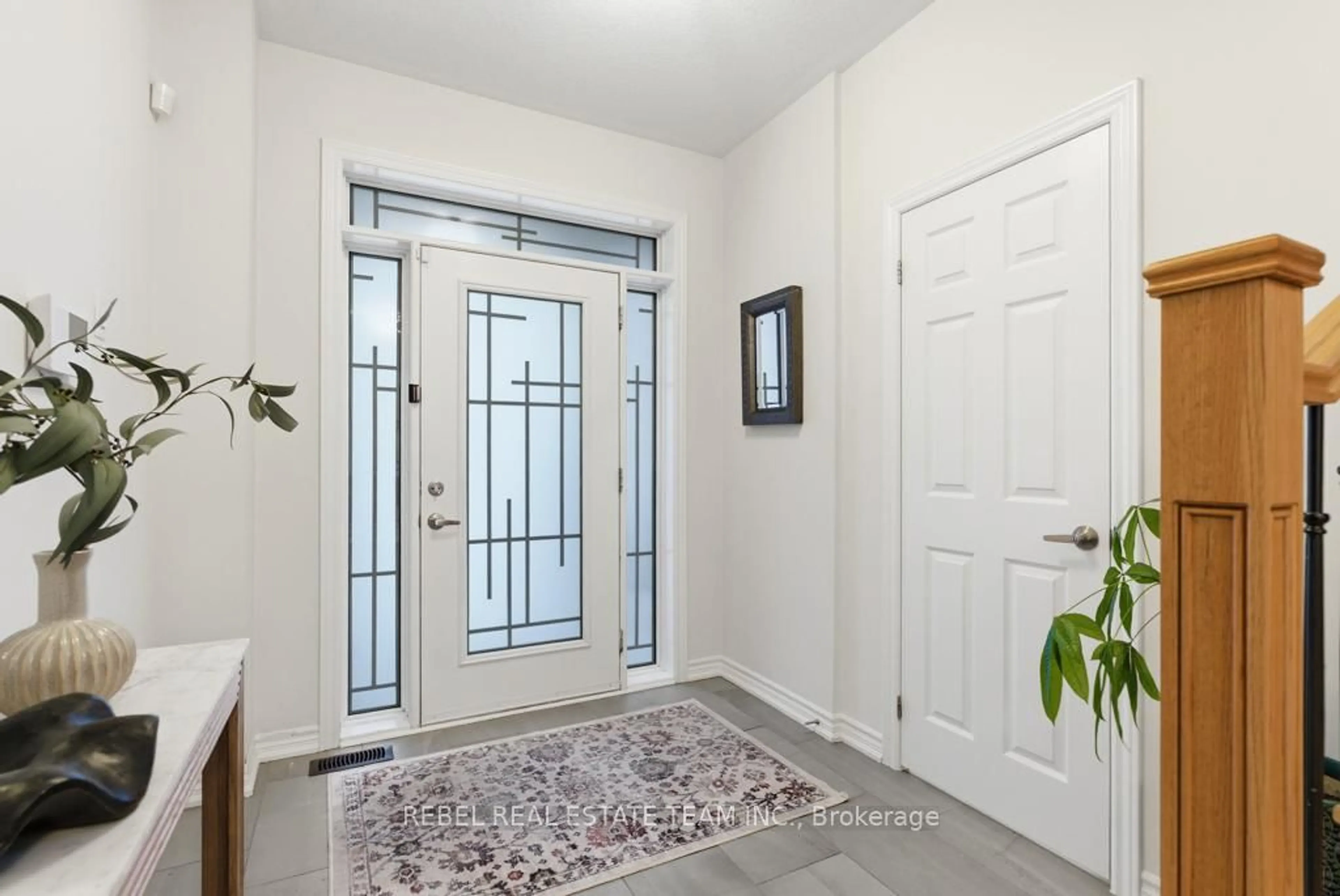Indoor entryway for 32 Crombie St, Clarington Ontario L1C 4A1