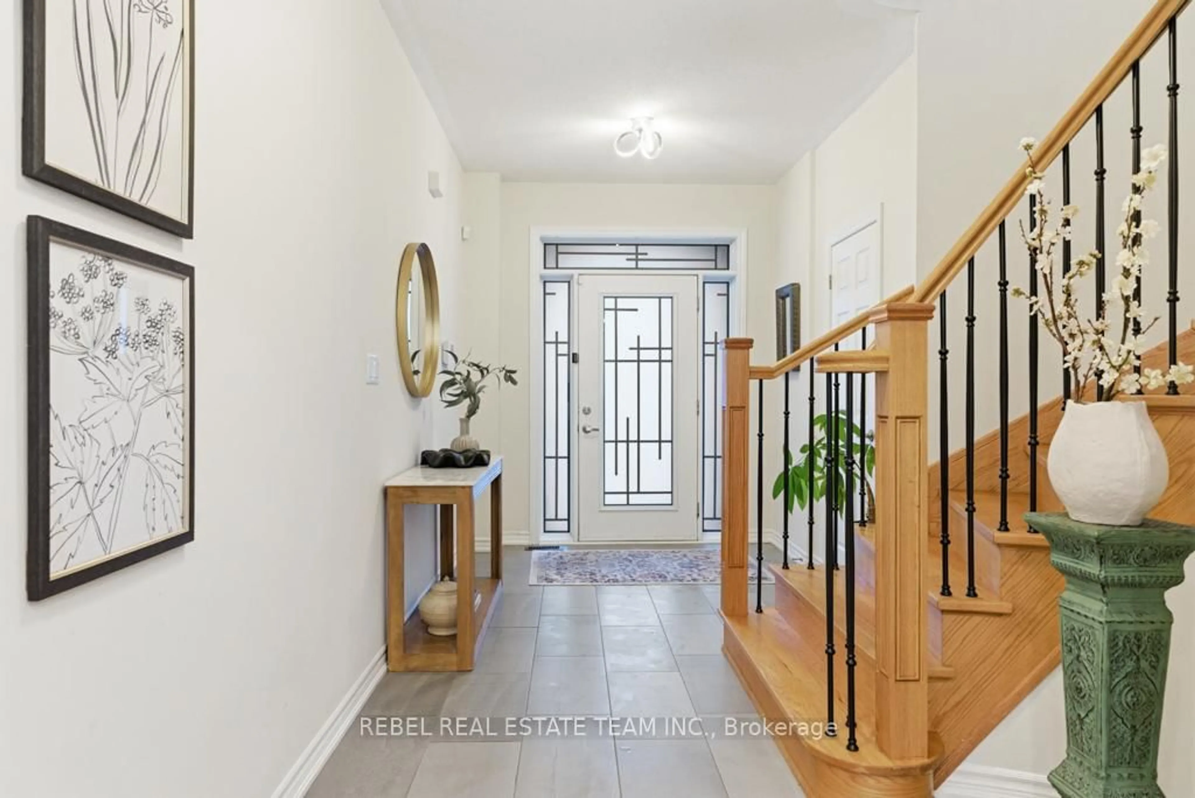 Indoor entryway for 32 Crombie St, Clarington Ontario L1C 4A1