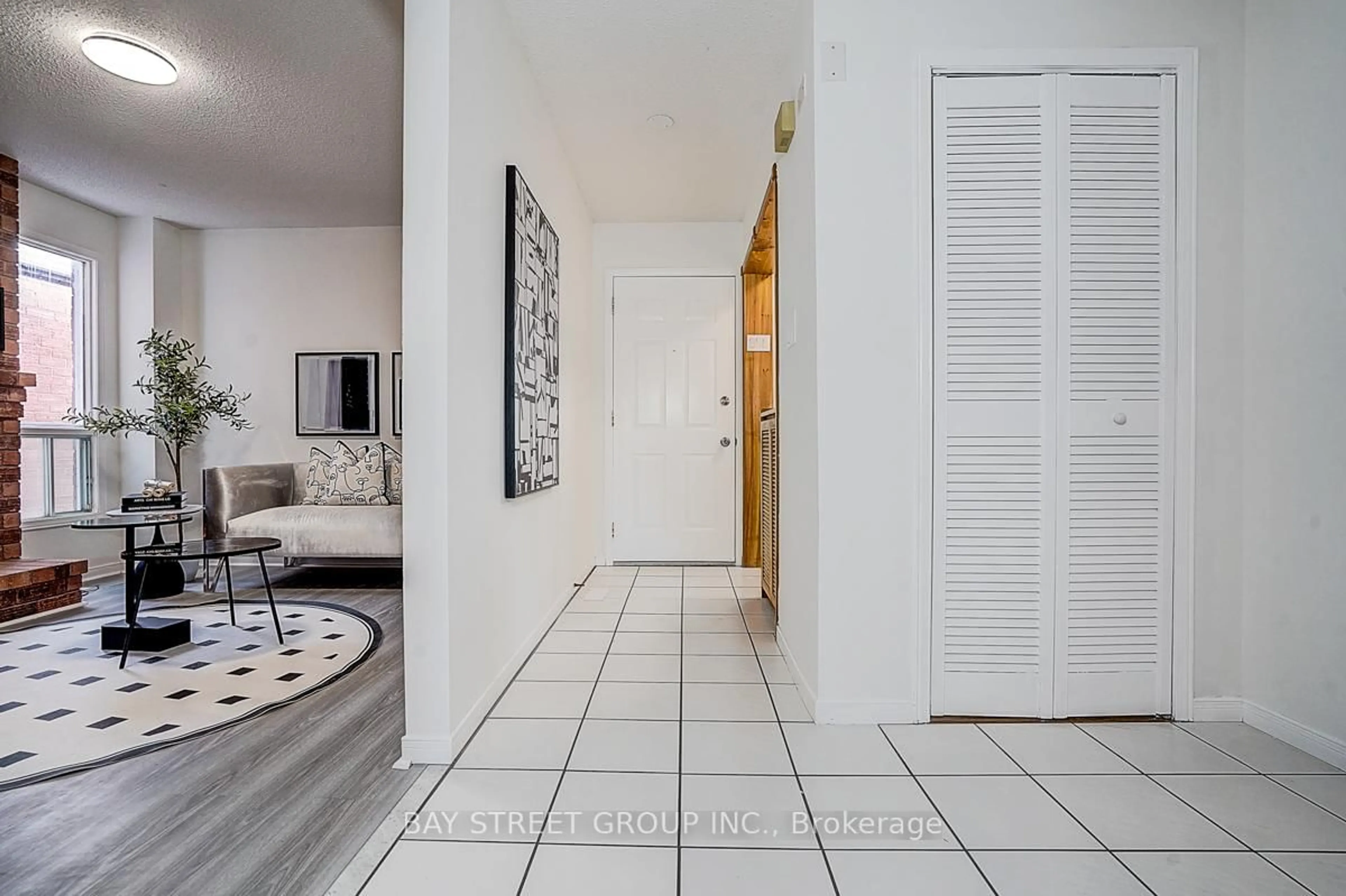 Indoor entryway for 203 Roxanne Cres, Toronto Ontario M1V 4G4