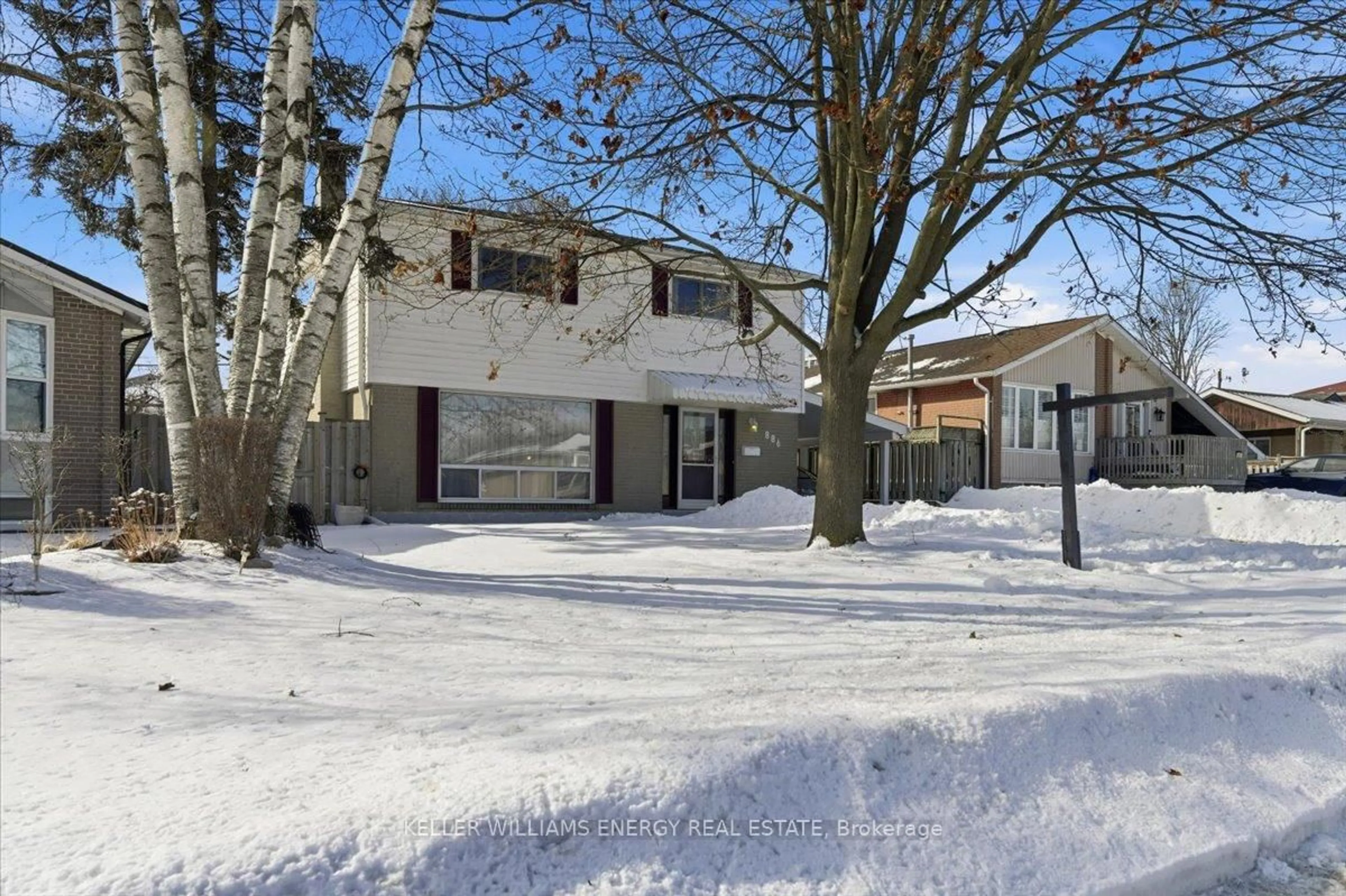 A pic from outside/outdoor area/front of a property/back of a property/a pic from drone, street for 886 Antonio St, Pickering Ontario L1W 1T3