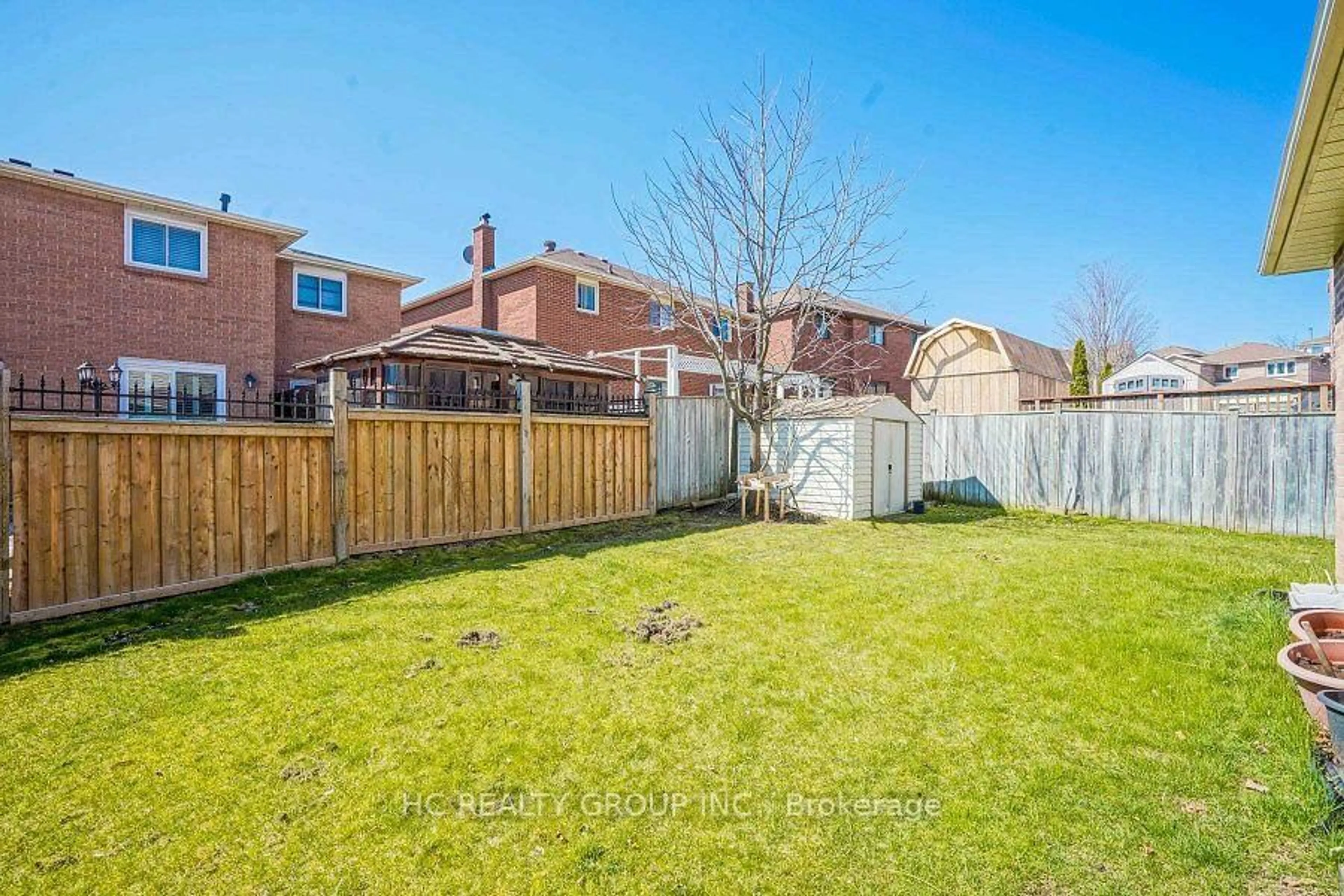 A pic from outside/outdoor area/front of a property/back of a property/a pic from drone, street for 1603 Mcbrady Cres, Pickering Ontario L1X 2B6