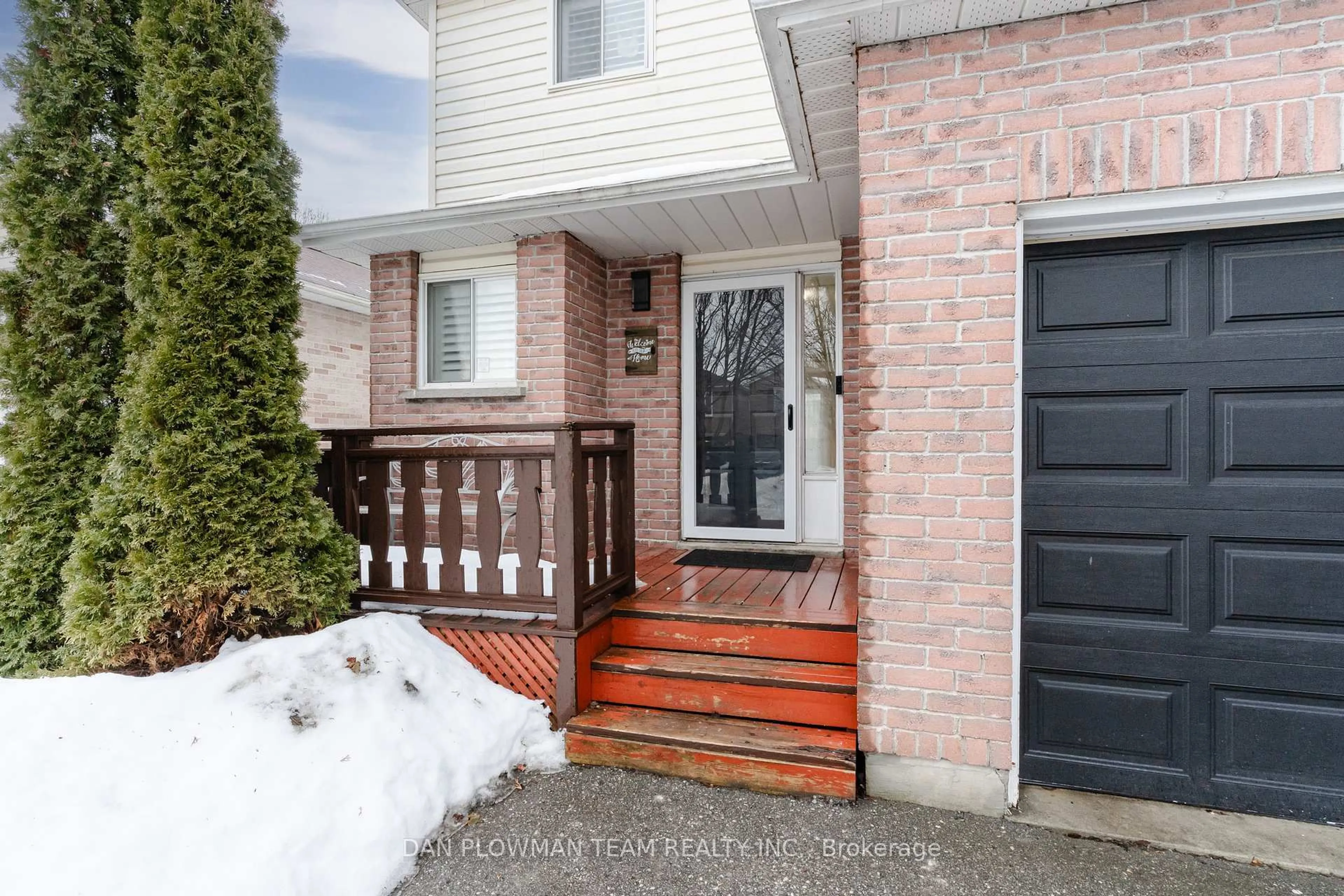 Indoor entryway for 81 Trudeau Dr, Clarington Ontario L1C 4K4