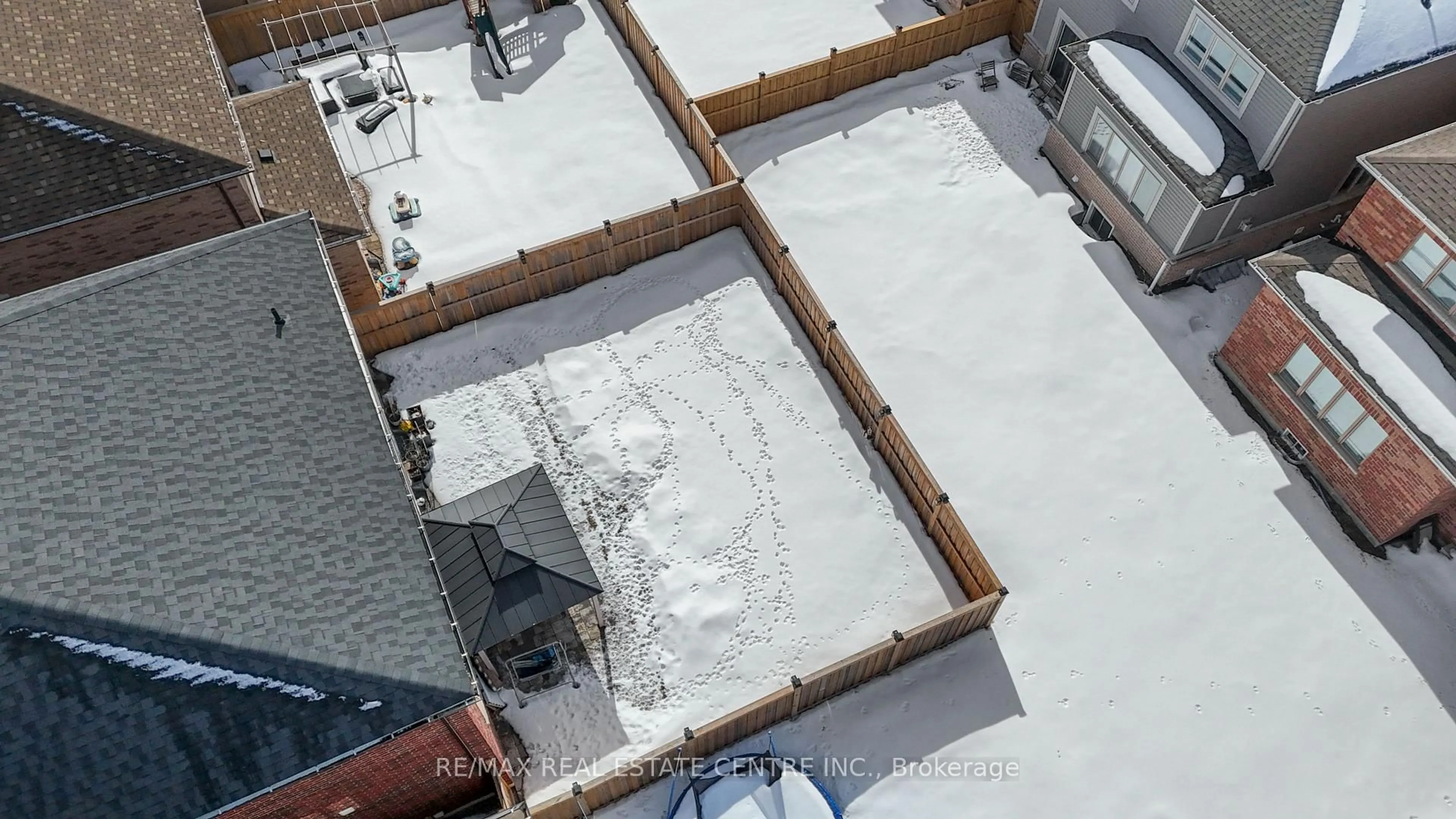 A pic from outside/outdoor area/front of a property/back of a property/a pic from drone, city buildings view from balcony for 126 Crombie St, Clarington Ontario L1C 4A1