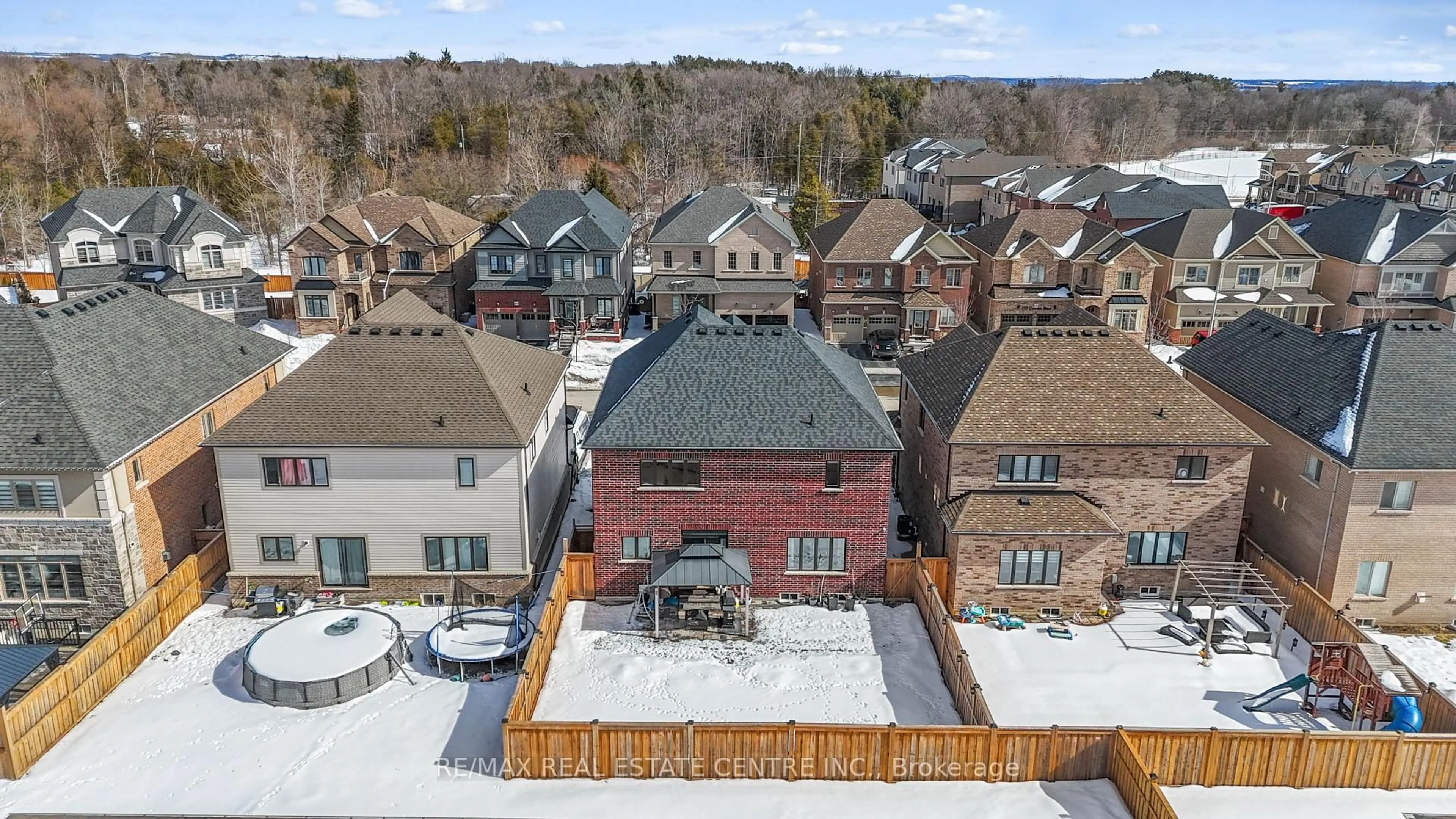 A pic from outside/outdoor area/front of a property/back of a property/a pic from drone, city buildings view from balcony for 126 Crombie St, Clarington Ontario L1C 4A1