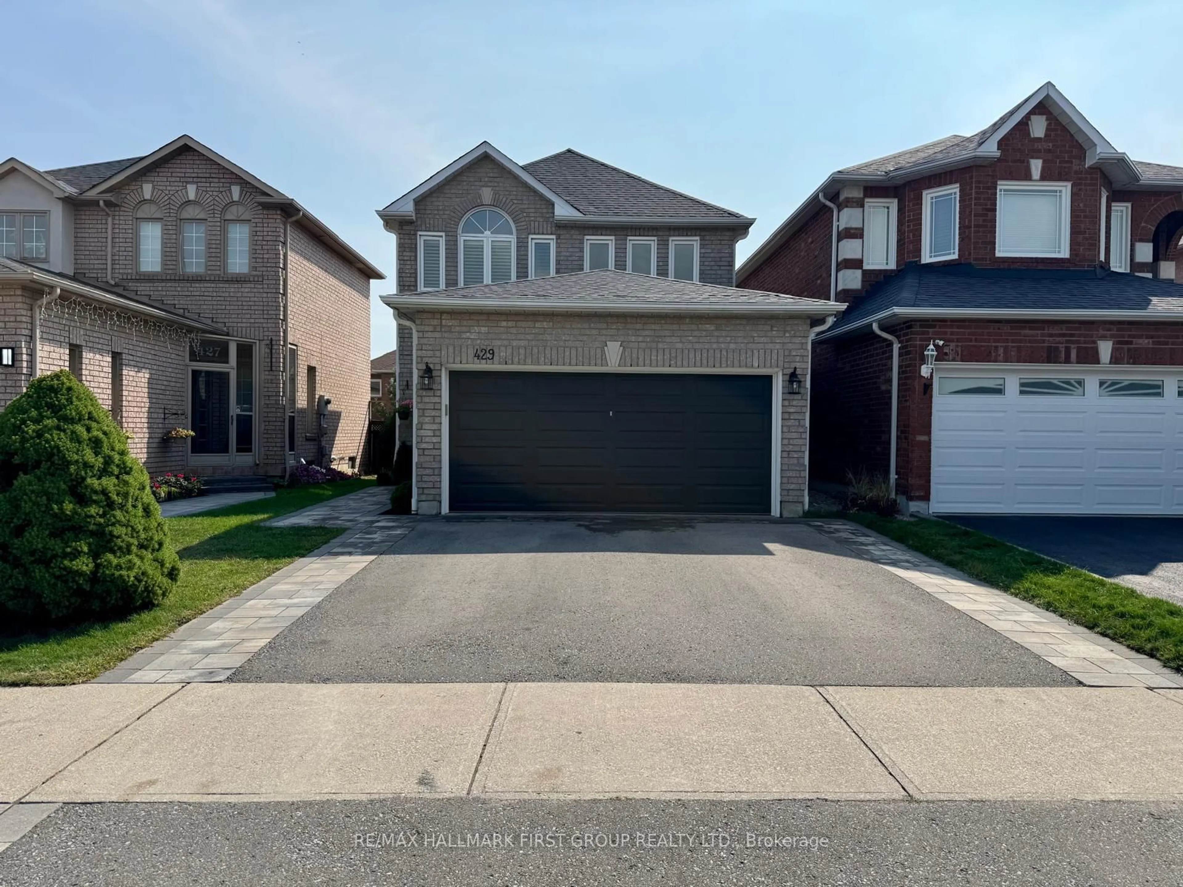 A pic from outside/outdoor area/front of a property/back of a property/a pic from drone, street for 429 Summerpark Cres, Pickering Ontario L1V 7B3