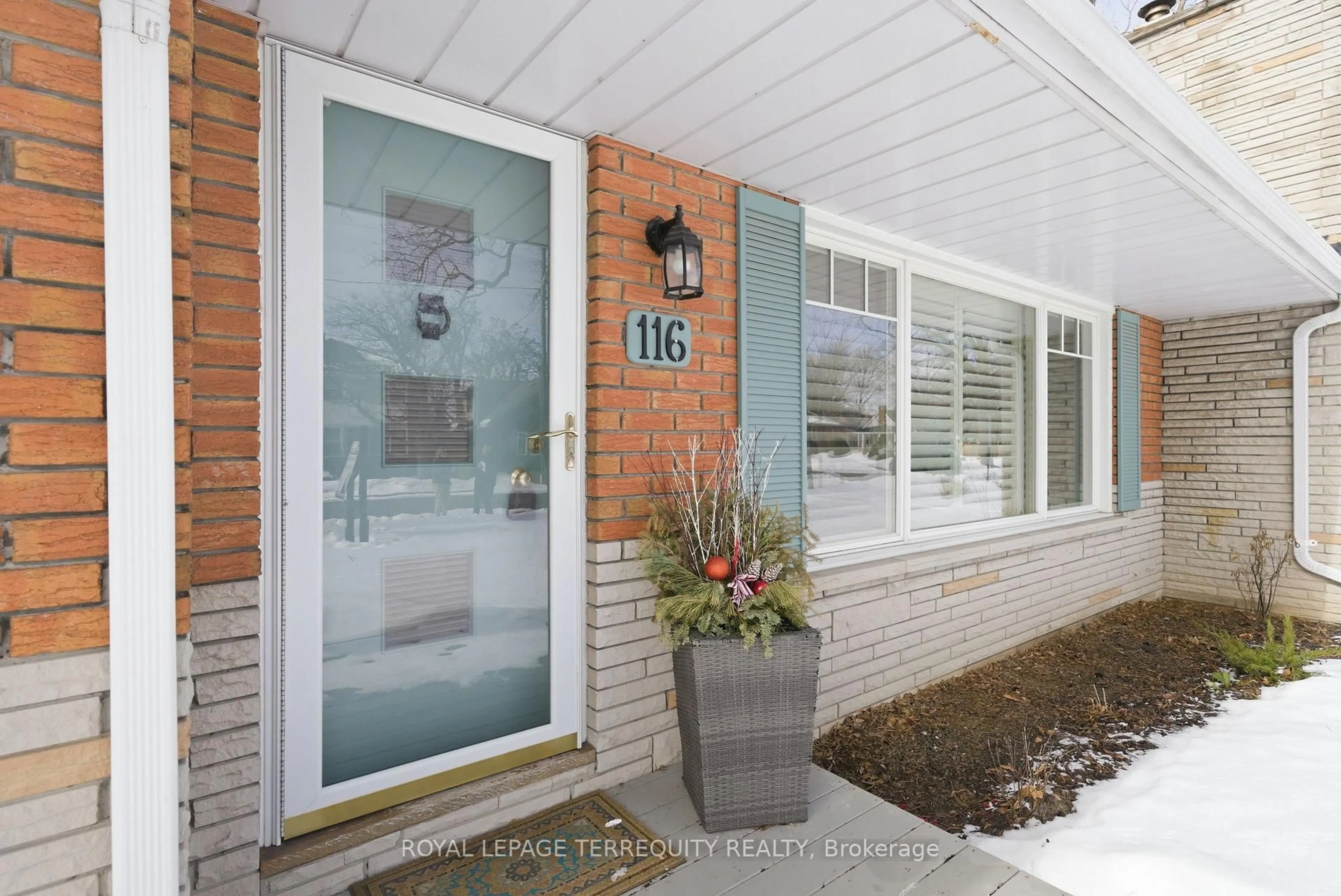 Indoor entryway for 116 Centre St, Whitby Ontario L1N 4S7