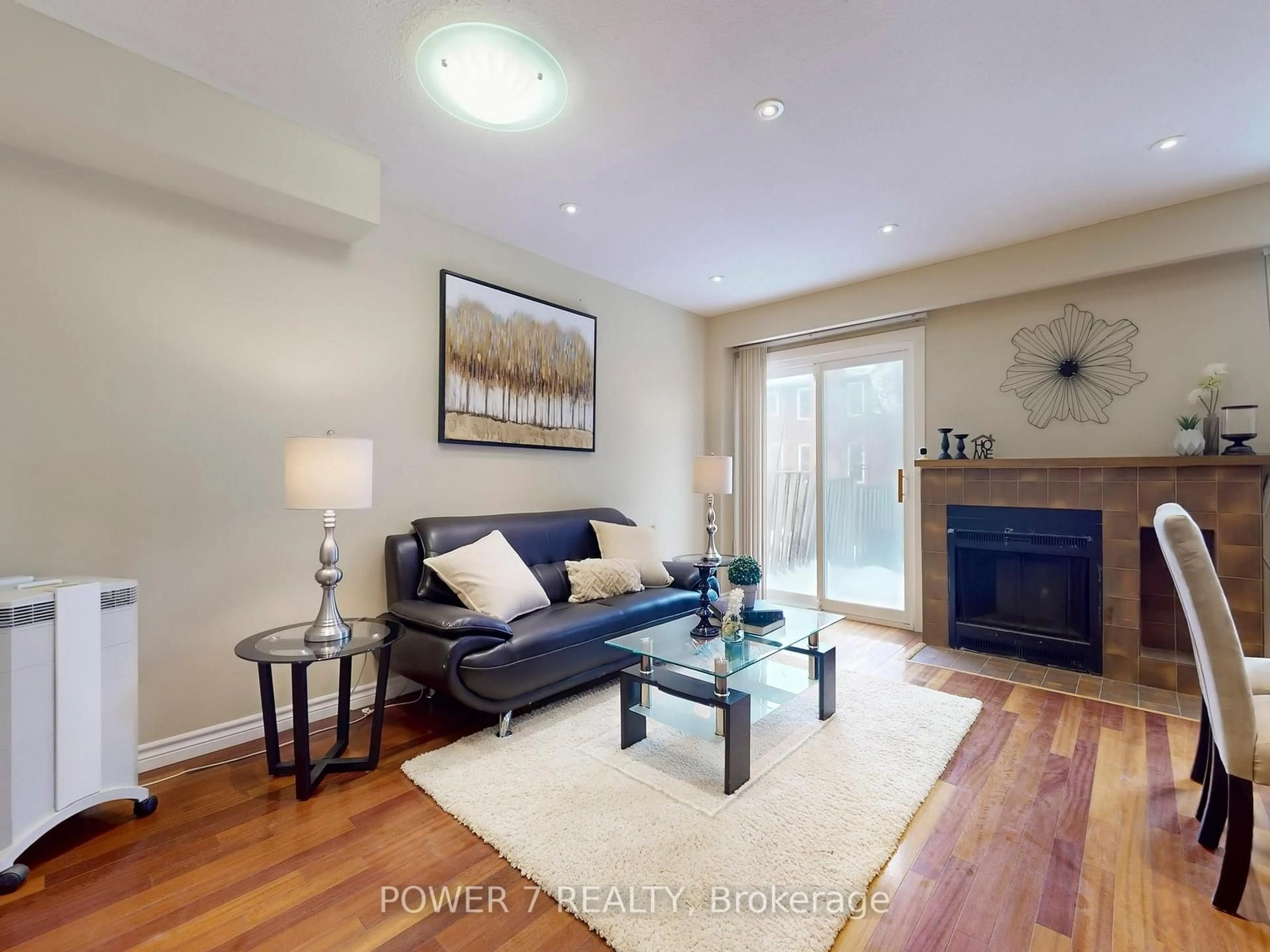 Living room with furniture, wood/laminate floor for 114 SANDYHOOK Sq, Toronto Ontario M1W 3N5