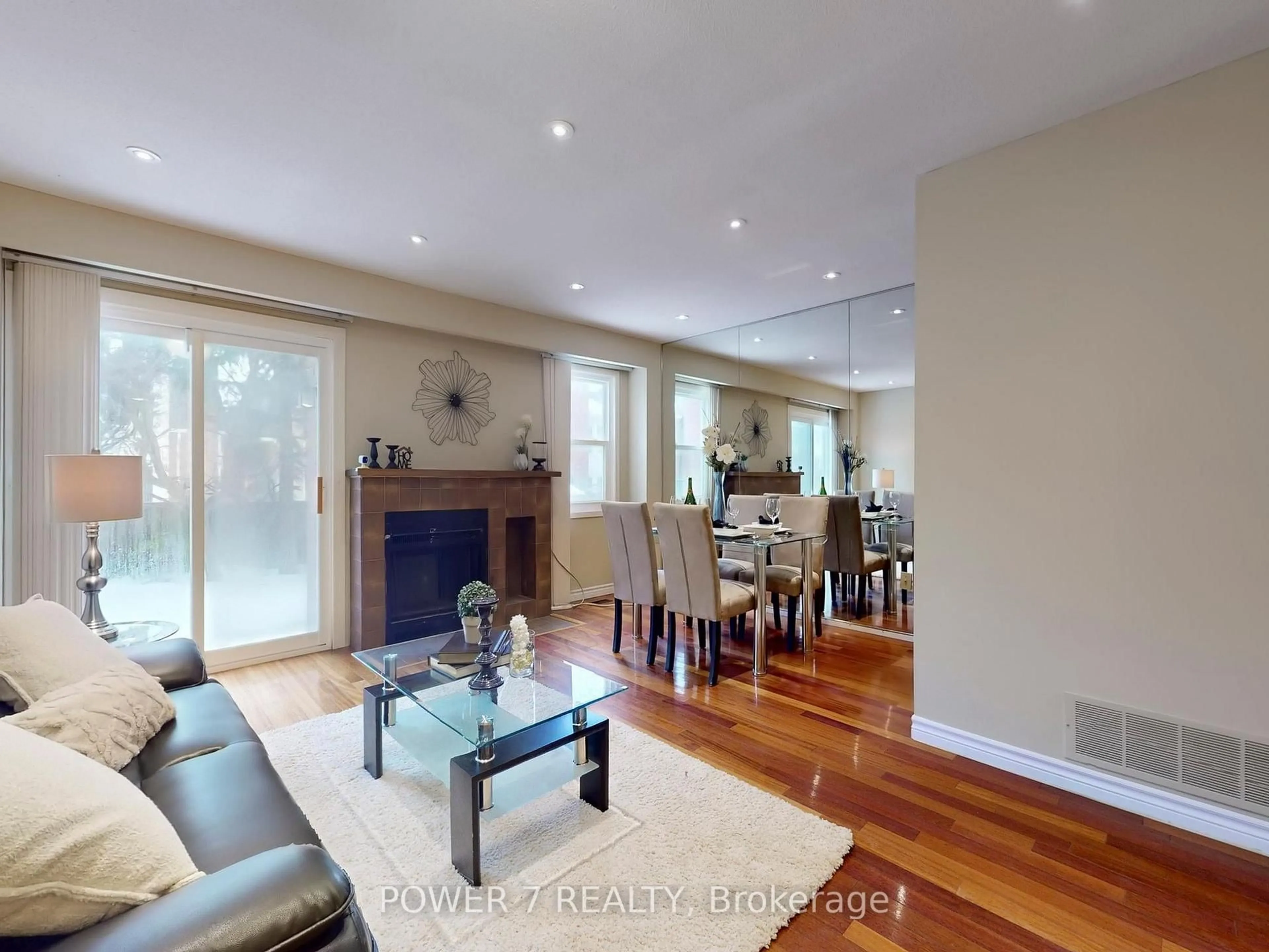 Living room with furniture, wood/laminate floor for 114 SANDYHOOK Sq, Toronto Ontario M1W 3N5