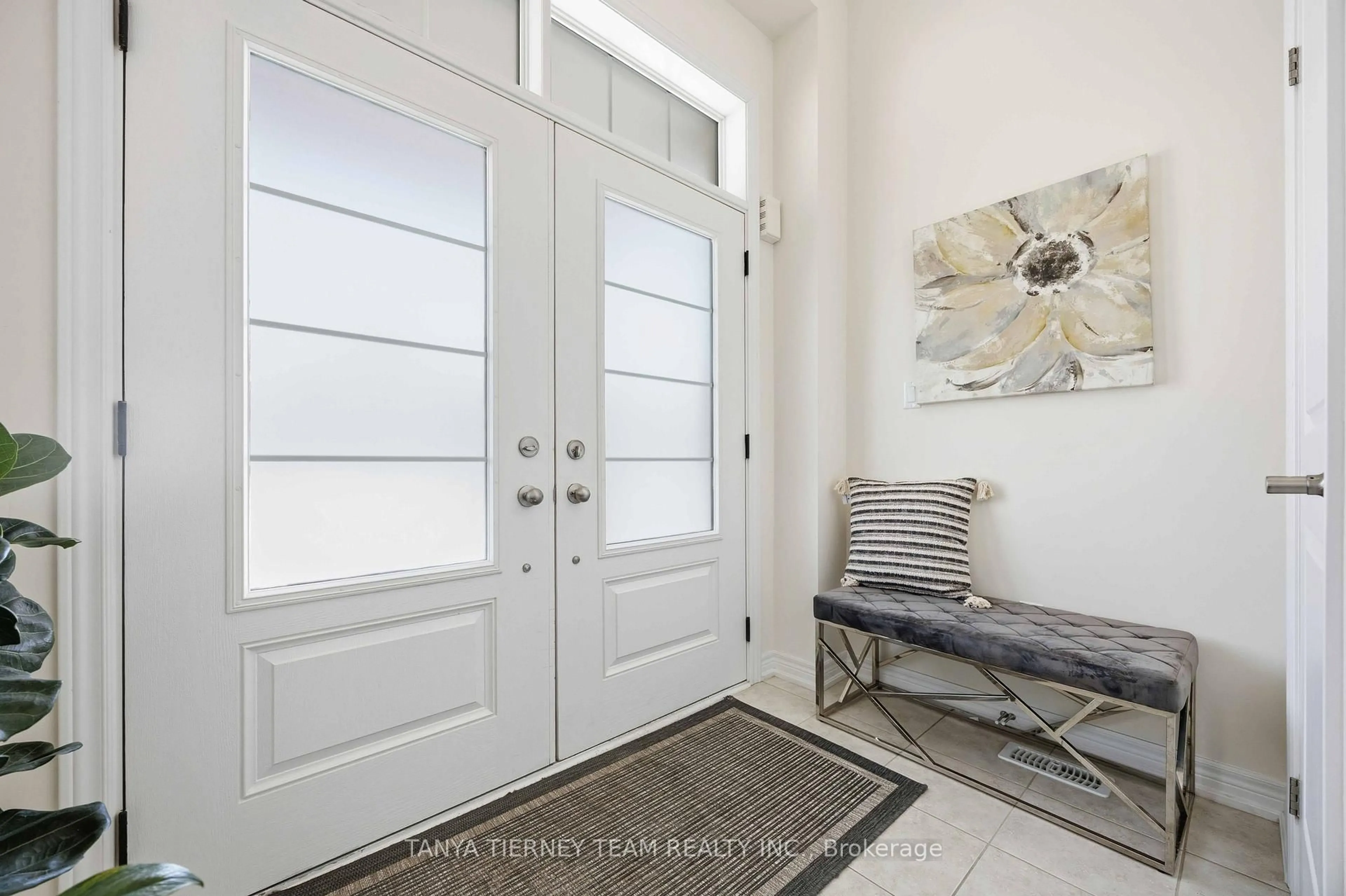 Indoor entryway for 34 Mulgrave St, Whitby Ontario L1P 0J9