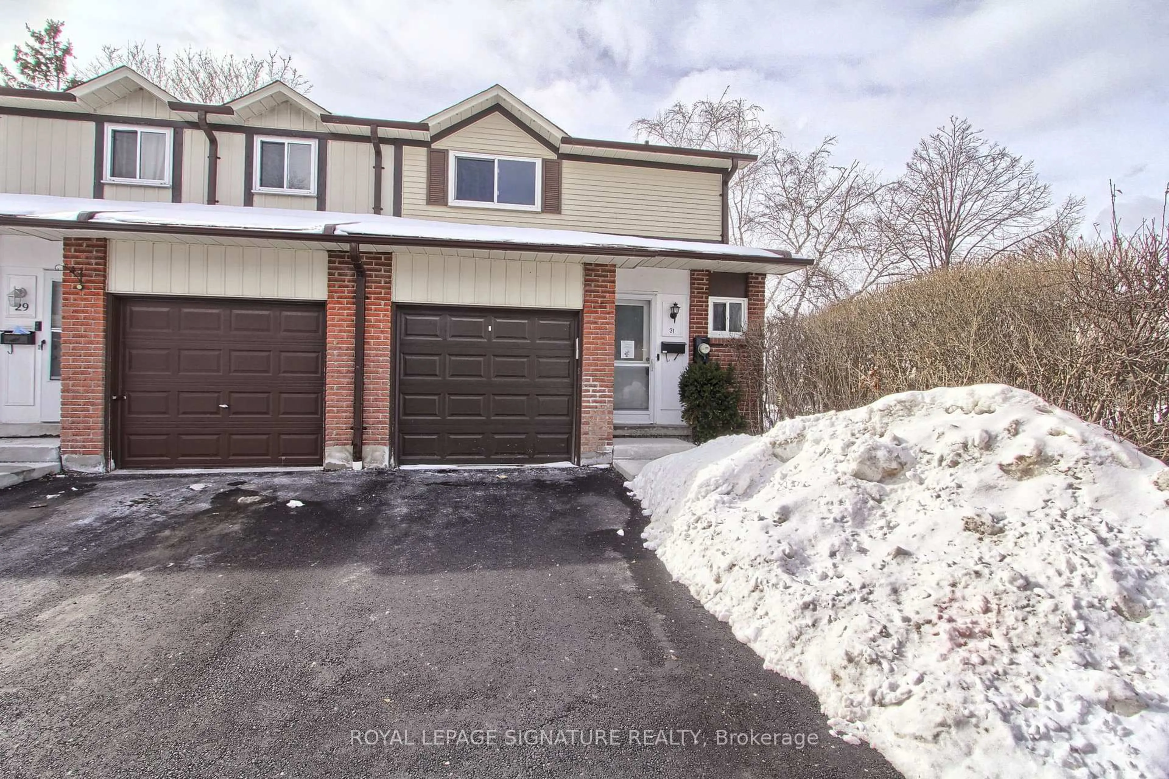 A pic from outside/outdoor area/front of a property/back of a property/a pic from drone, street for 31 Parker Cres #17, Ajax Ontario L1S 3R4