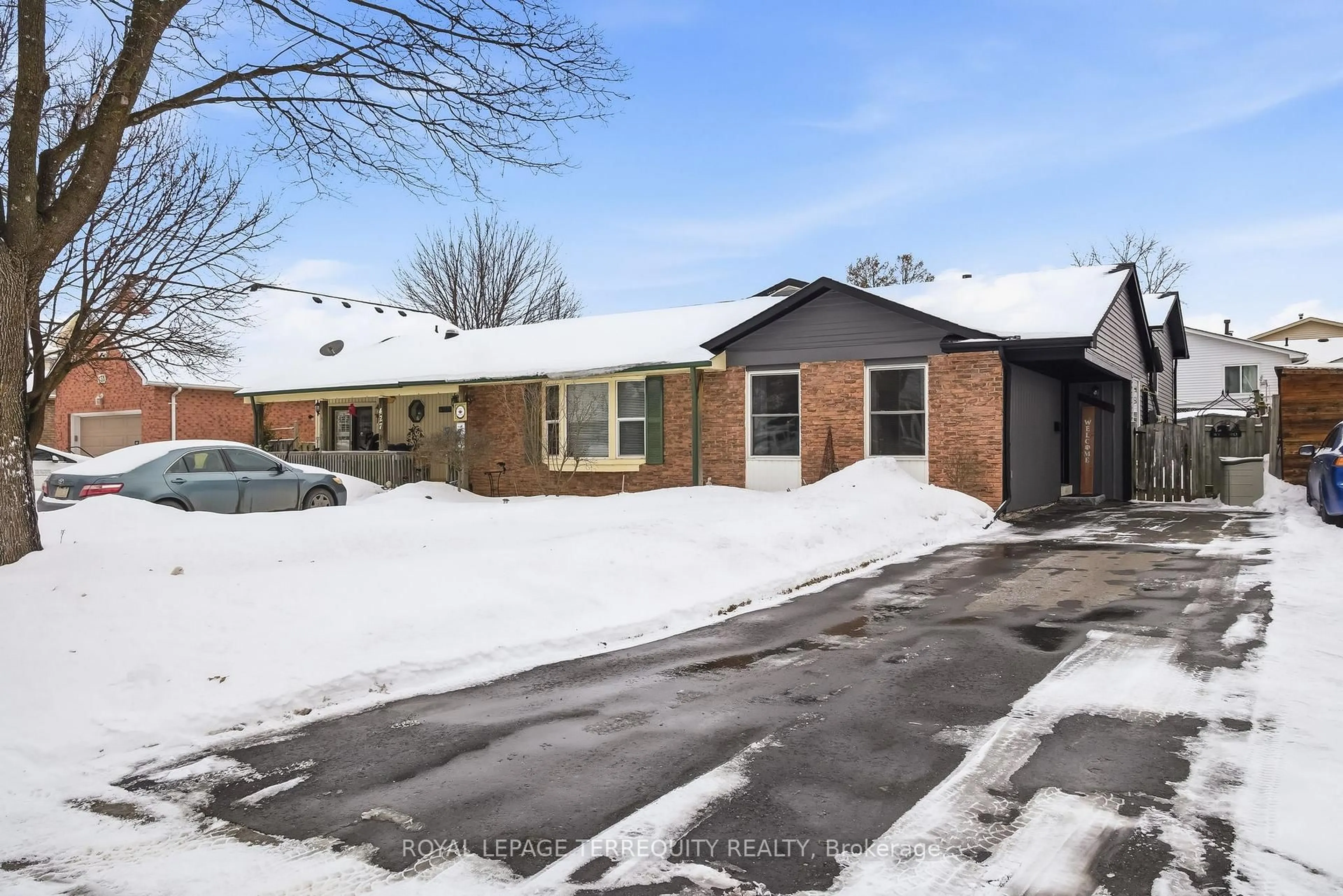 A pic from outside/outdoor area/front of a property/back of a property/a pic from drone, street for 425 Lesabre St, Oshawa Ontario L1K 1E3