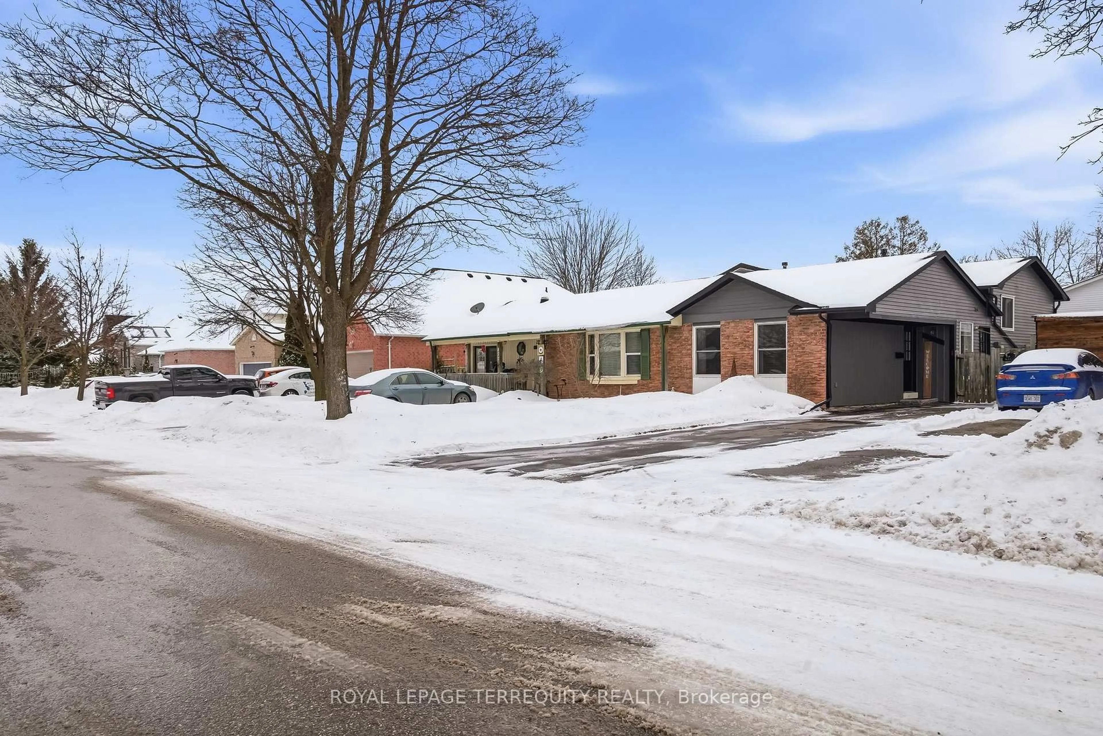 A pic from outside/outdoor area/front of a property/back of a property/a pic from drone, street for 425 Lesabre St, Oshawa Ontario L1K 1E3