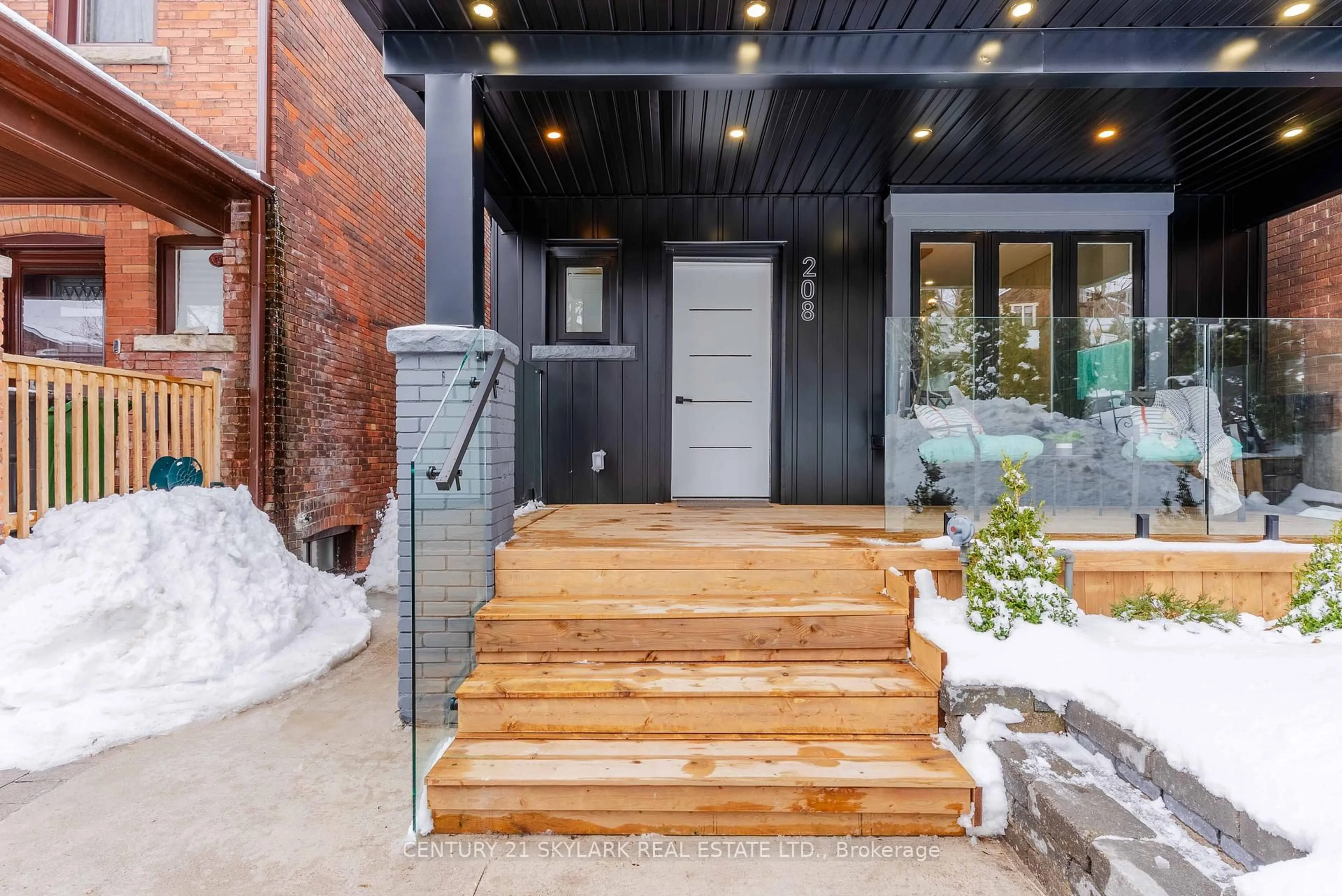 Unknown for 208 Gainsborough Rd, Toronto Ontario M4L 3C6