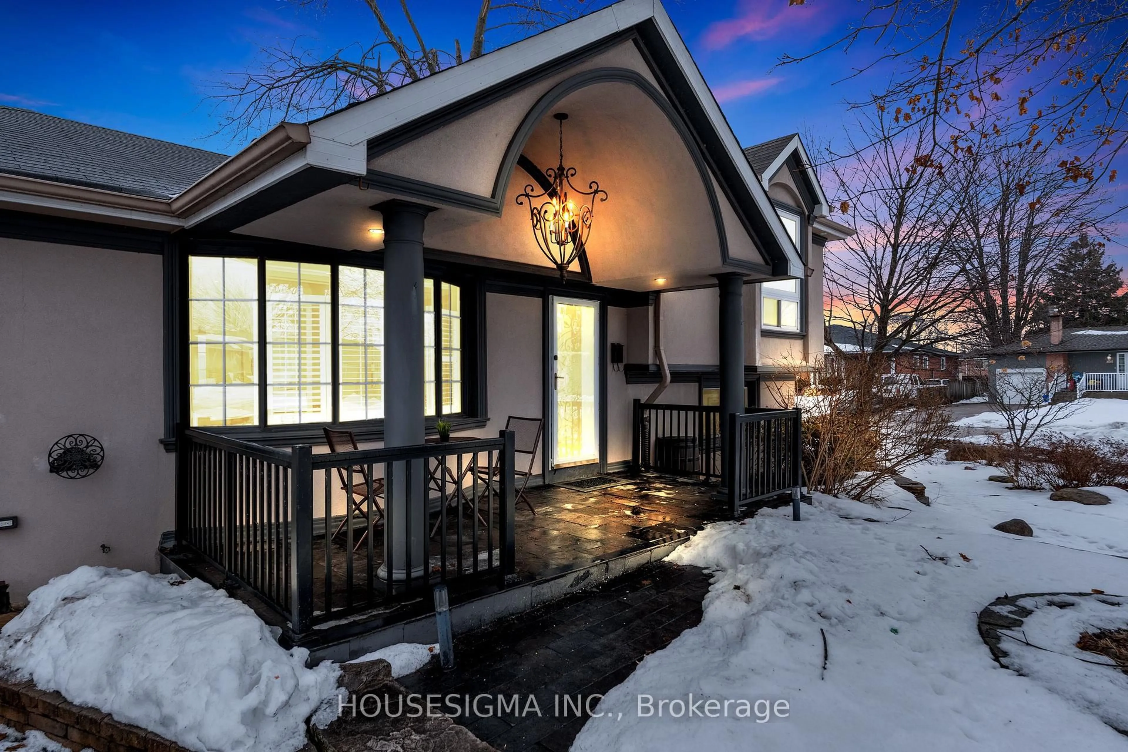 Indoor entryway for 808 Krosno Blvd, Pickering Ontario L1W 1G8