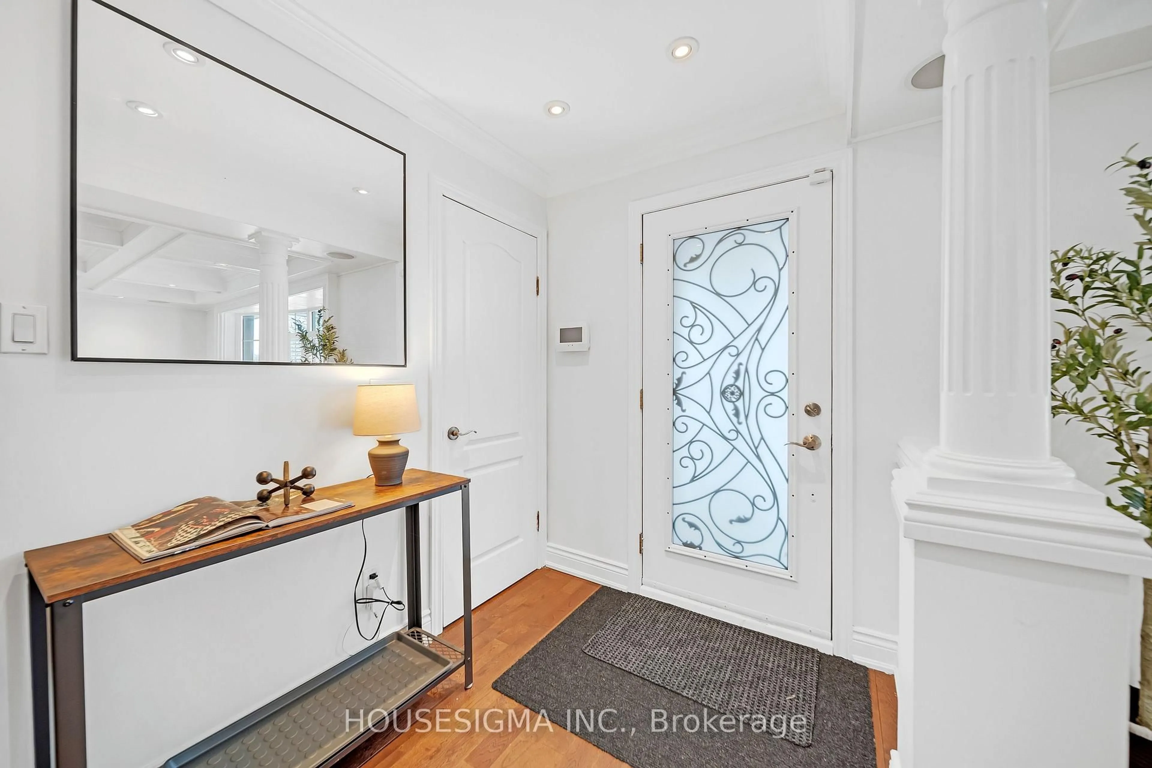 Indoor entryway for 808 Krosno Blvd, Pickering Ontario L1W 1G8