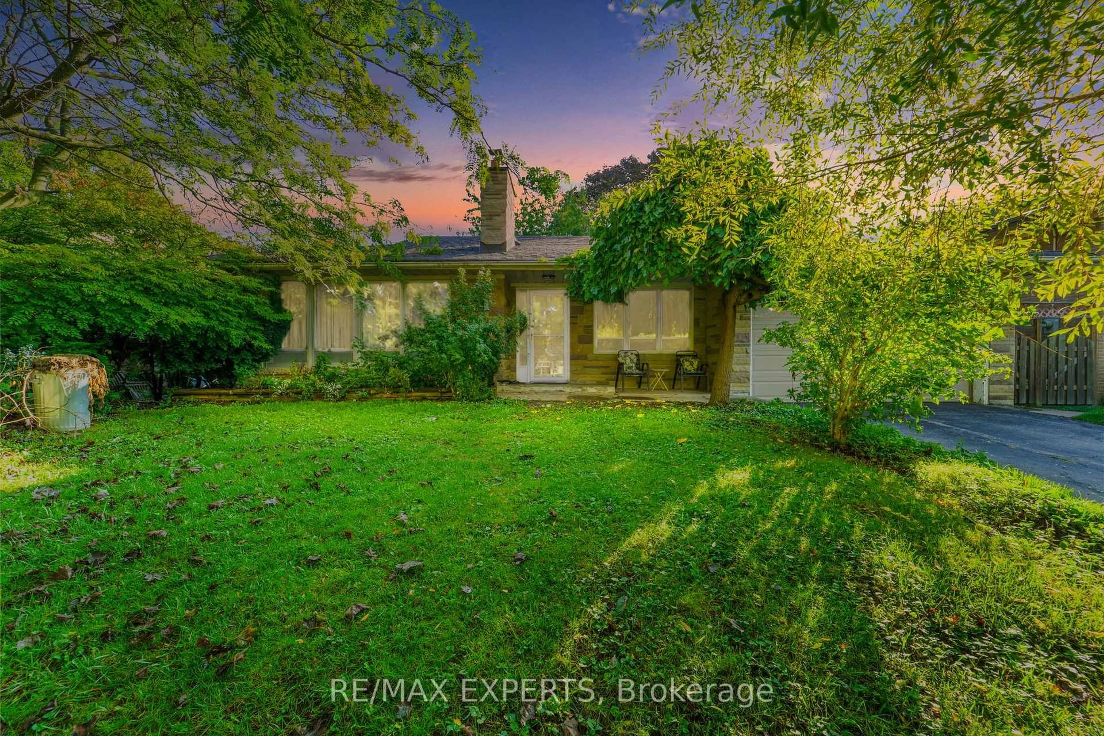 A pic from outside/outdoor area/front of a property/back of a property/a pic from drone, street for 19 Duncombe Blvd, Toronto Ontario M1M 3A4