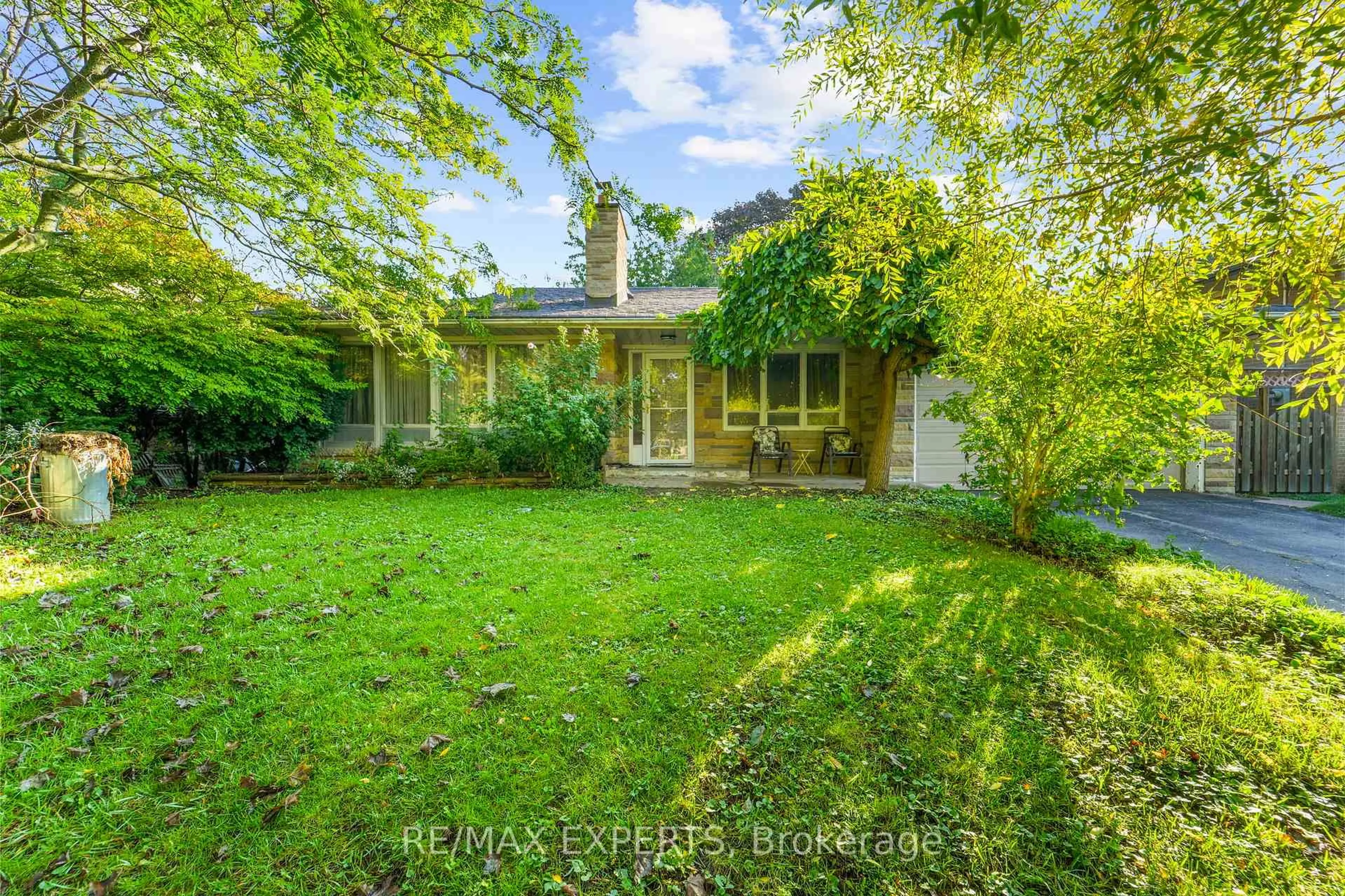 A pic from outside/outdoor area/front of a property/back of a property/a pic from drone, street for 19 Duncombe Blvd, Toronto Ontario M1M 3A4