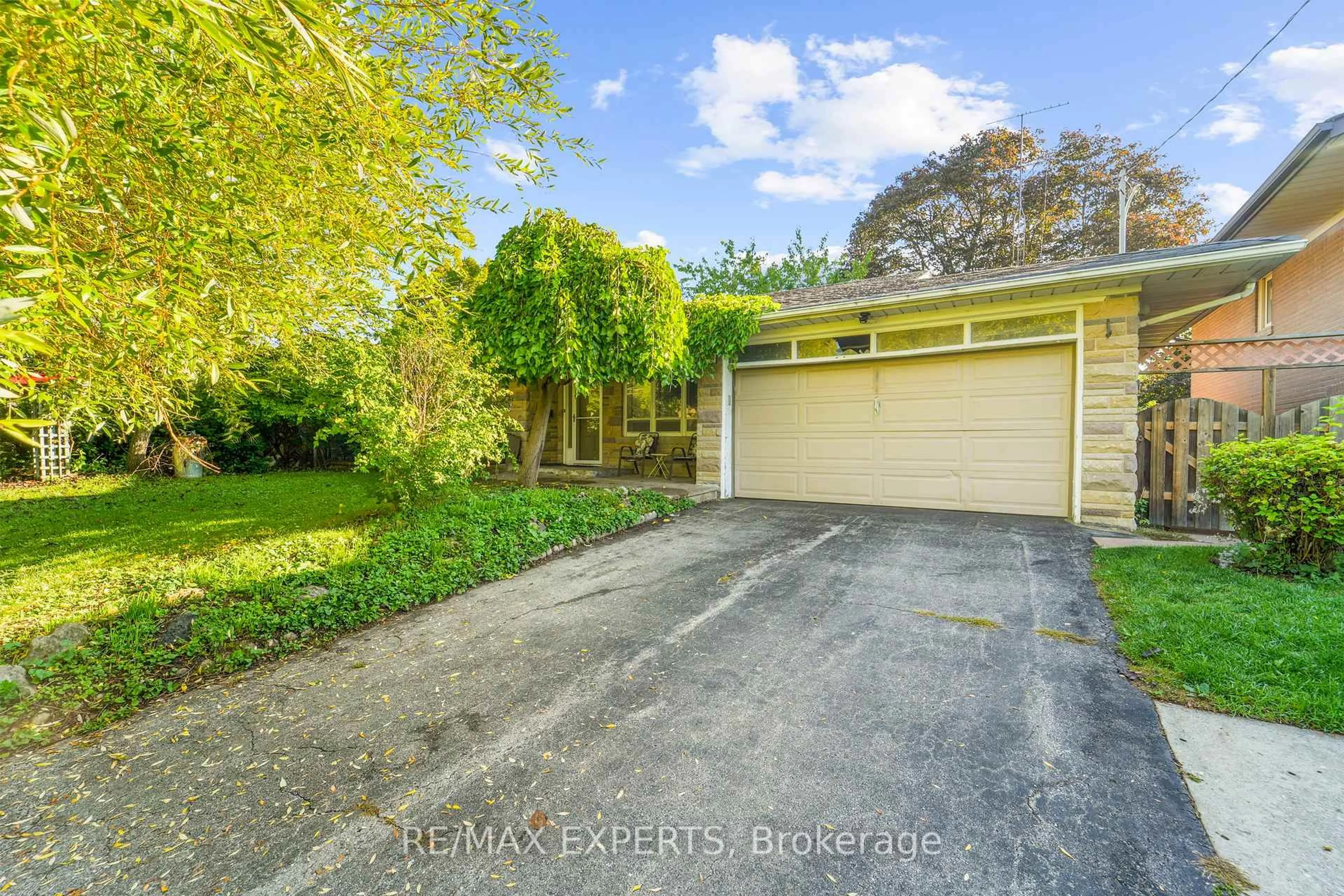 A pic from outside/outdoor area/front of a property/back of a property/a pic from drone, street for 19 Duncombe Blvd, Toronto Ontario M1M 3A4