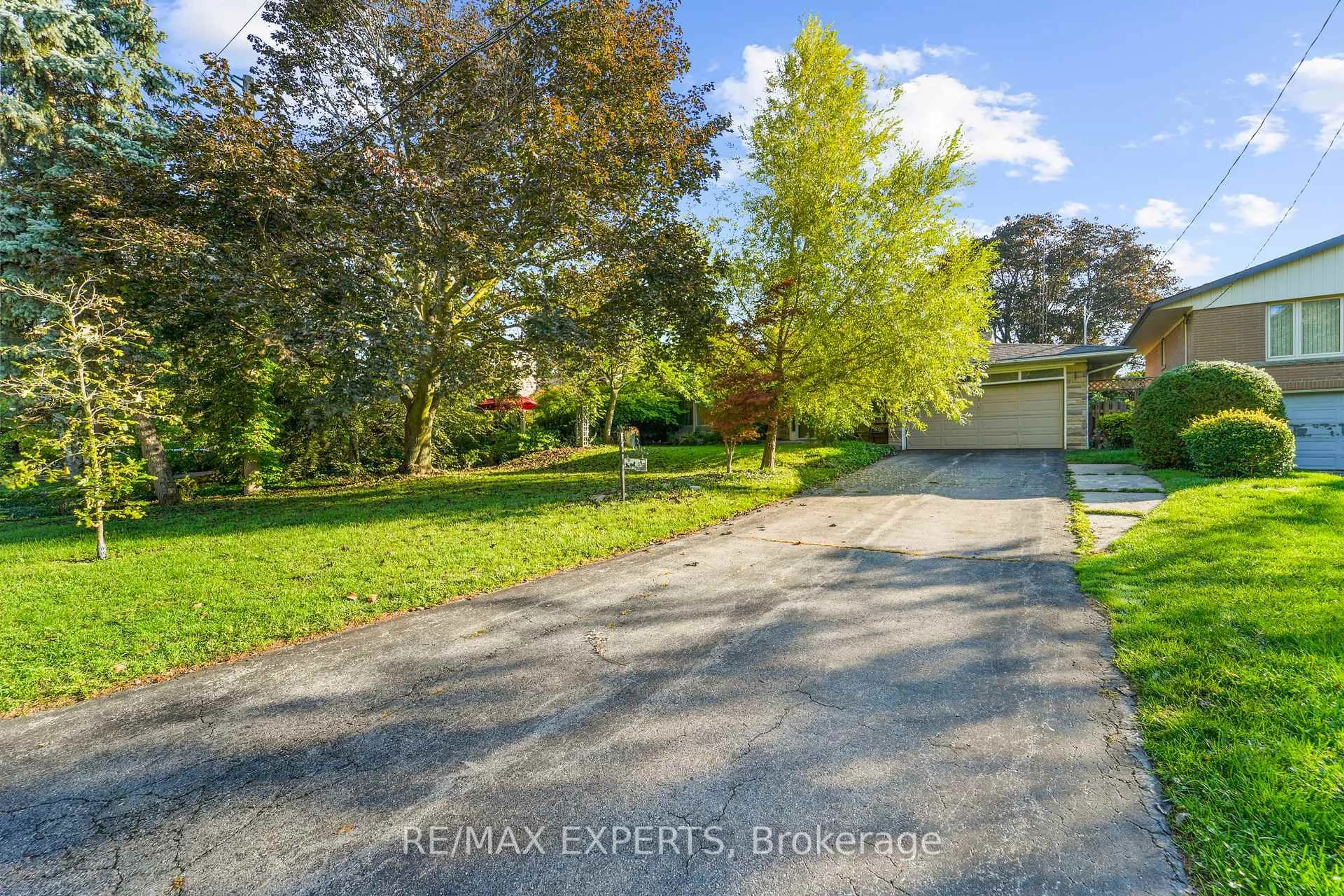 A pic from outside/outdoor area/front of a property/back of a property/a pic from drone, street for 19 Duncombe Blvd, Toronto Ontario M1M 3A4