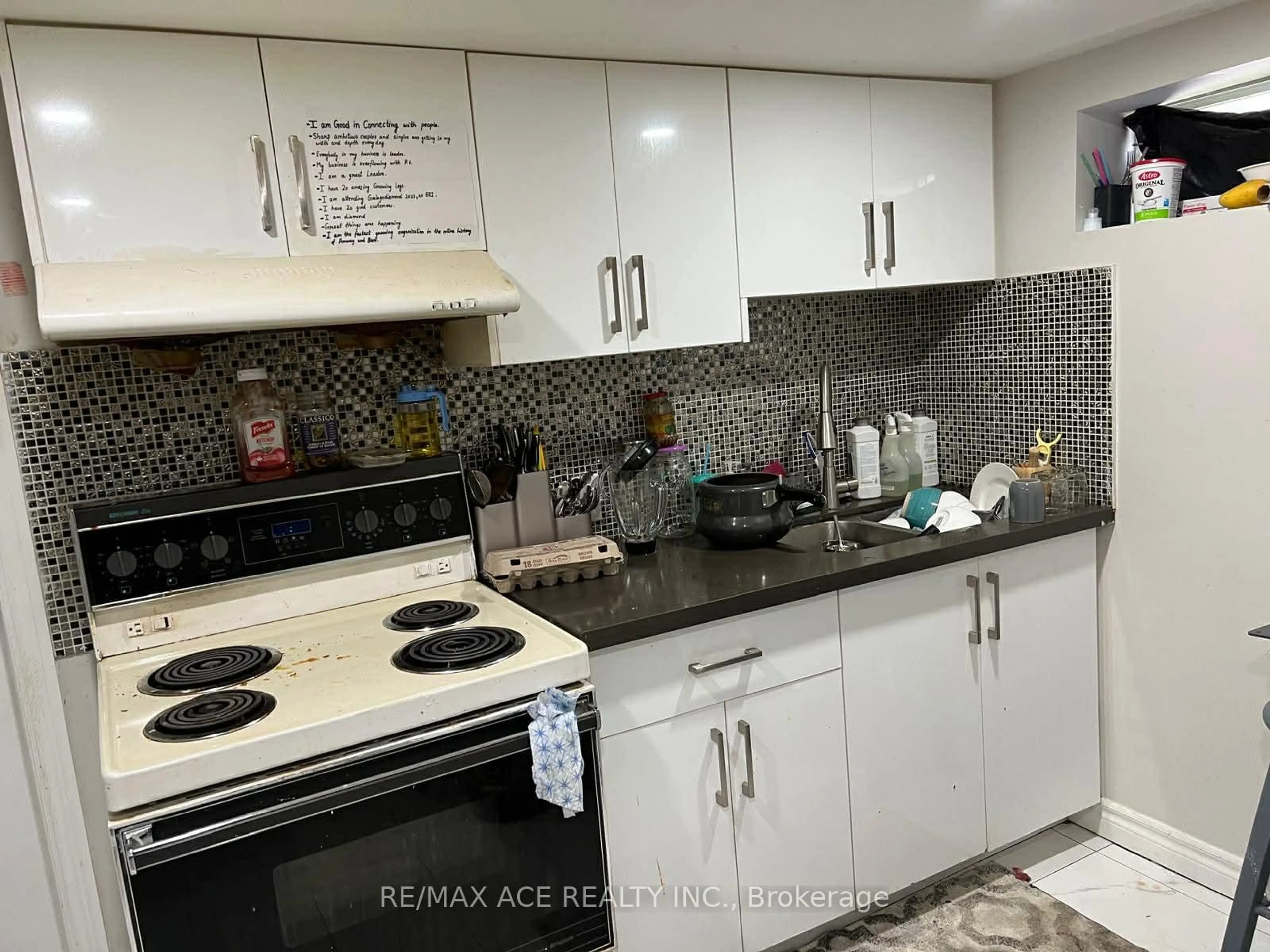 Standard kitchen, ceramic/tile floor for 169 Flora Dr, Toronto Ontario M1P 1B1