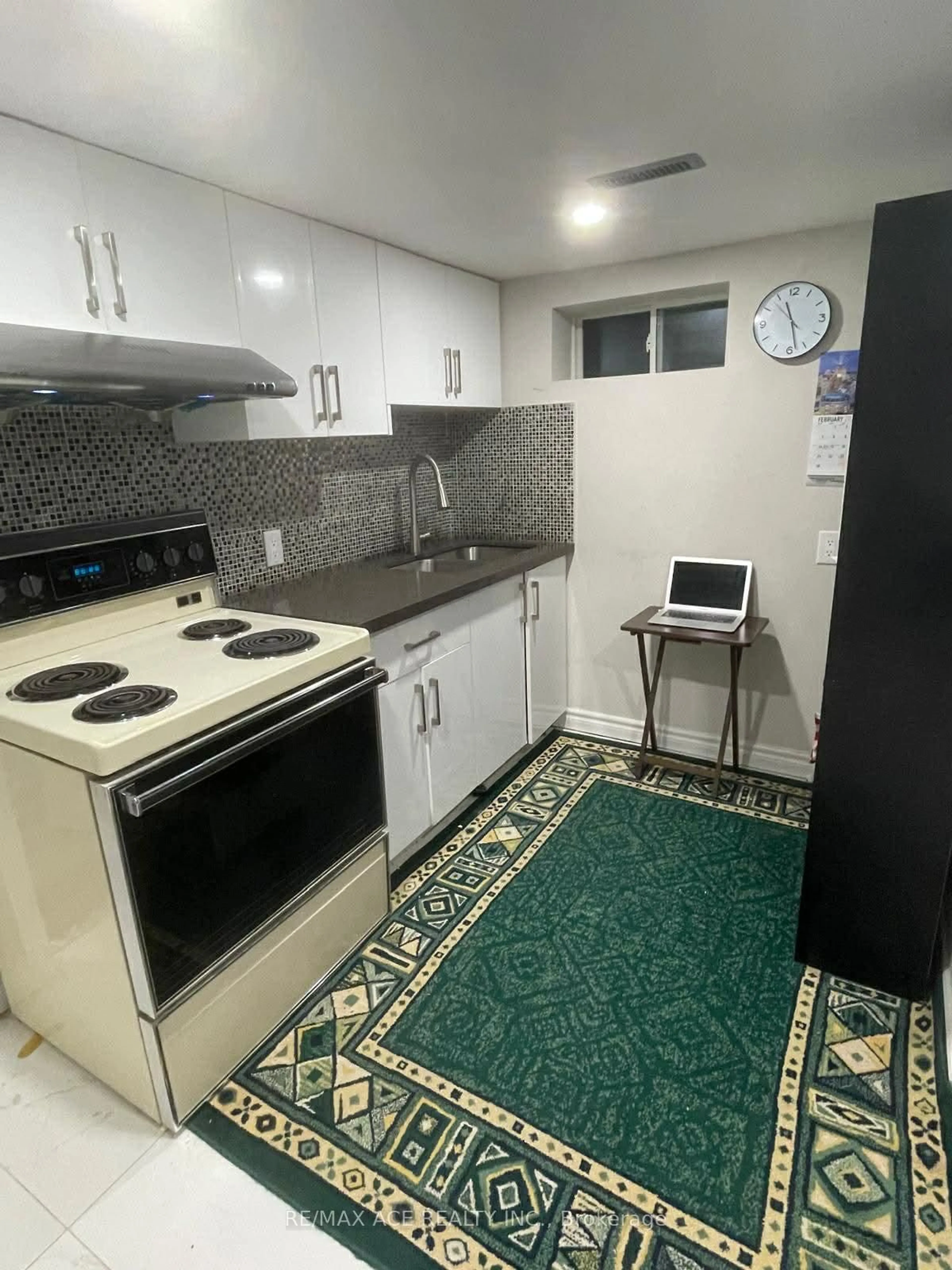 Standard kitchen, ceramic/tile floor for 169 Flora Dr, Toronto Ontario M1P 1B1