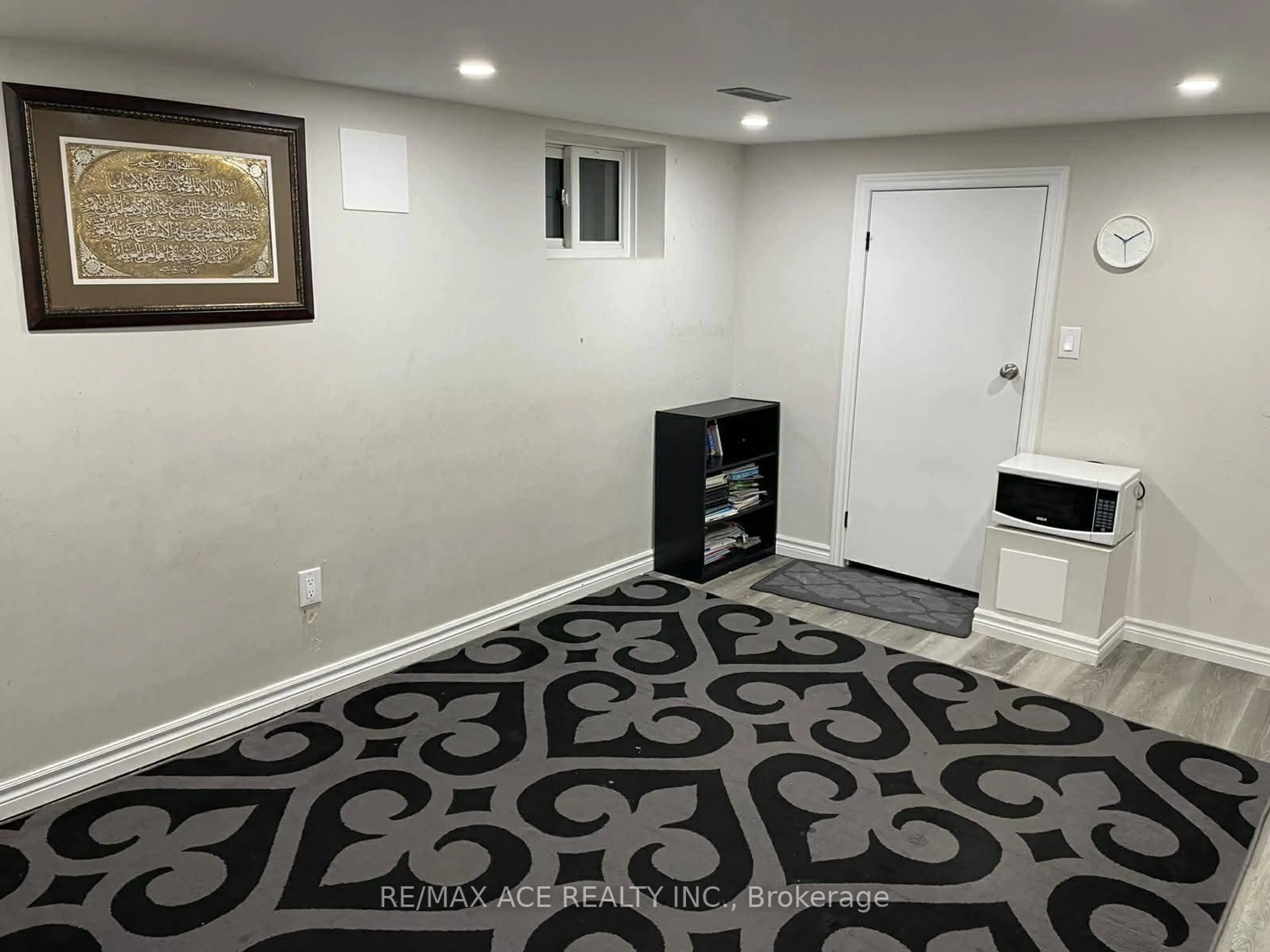 A pic of a room for 169 Flora Dr, Toronto Ontario M1P 1B1