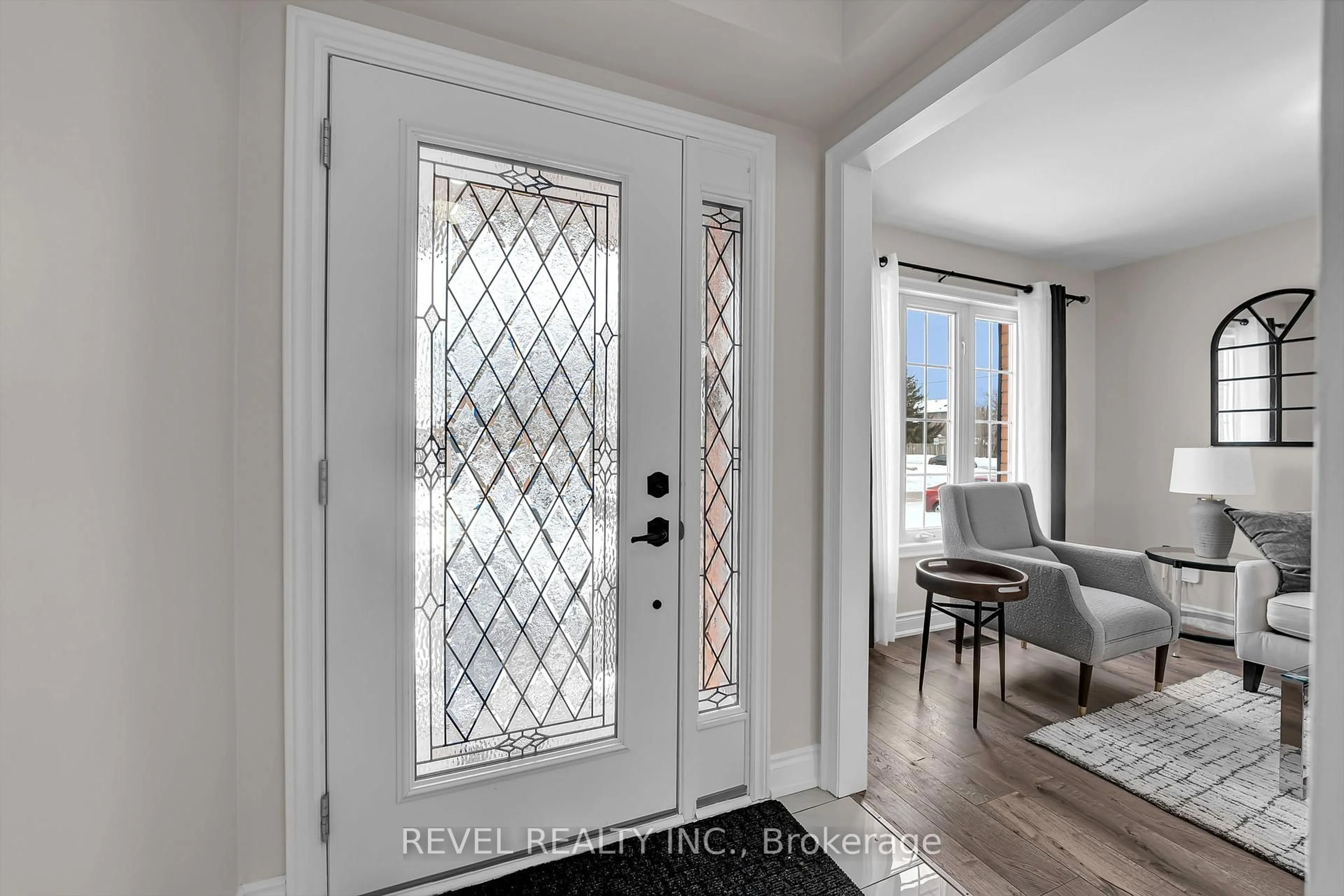 Indoor entryway for 10 Barron Crt, Clarington Ontario L1E 3G2