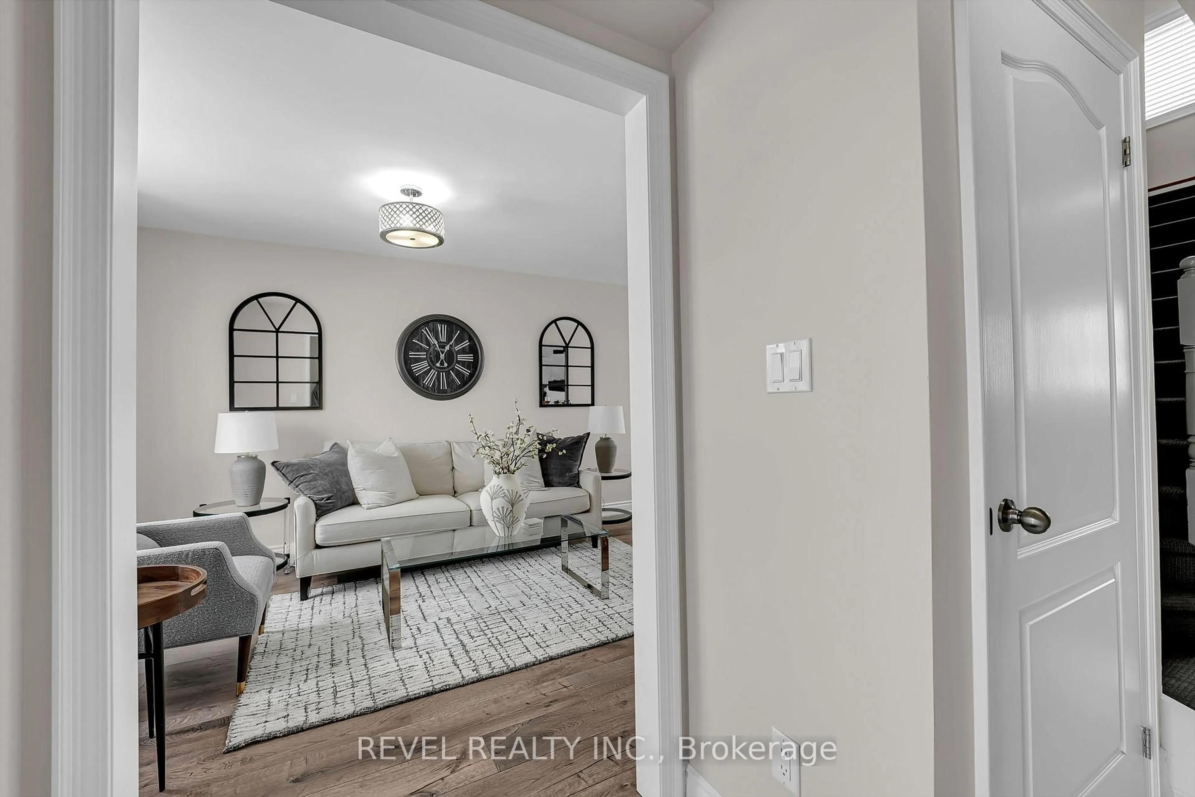 Indoor entryway for 10 Barron Crt, Clarington Ontario L1E 3G2