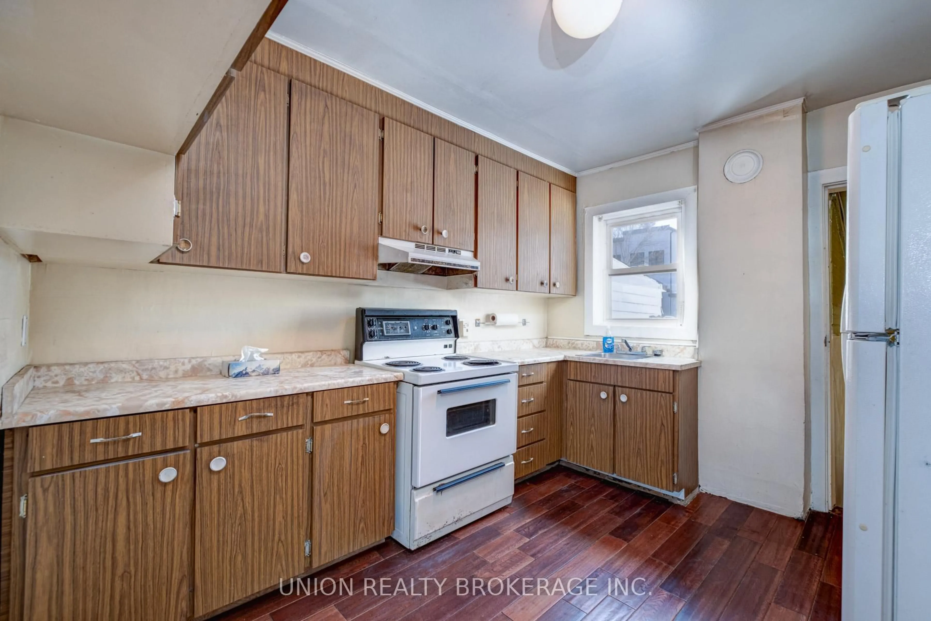 Standard kitchen, wood/laminate floor for 354 Cedarvale Ave, Toronto Ontario M4C 4K6