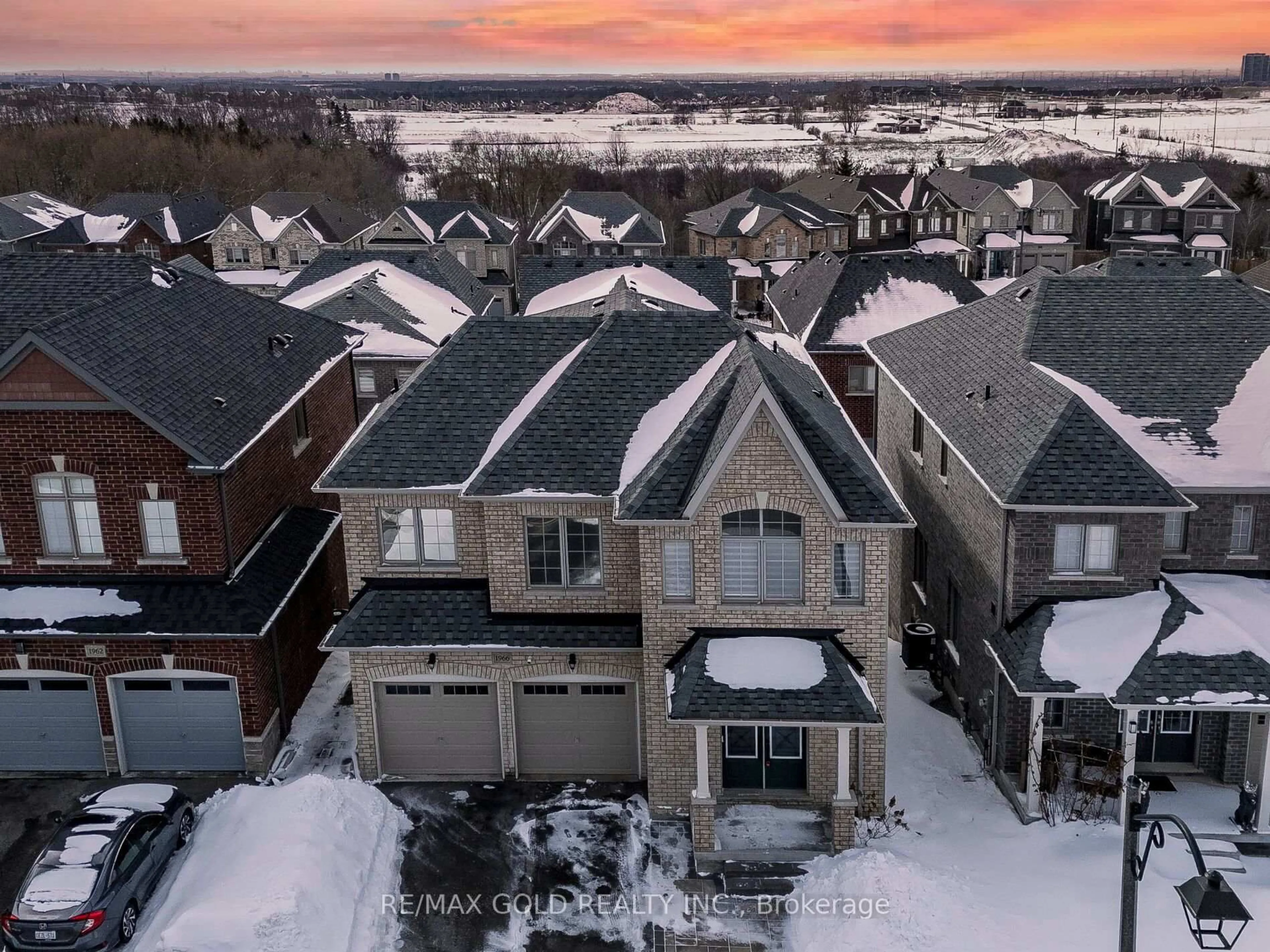 A pic from outside/outdoor area/front of a property/back of a property/a pic from drone, unknown for 1966 GRANDVIEW ST N St, Oshawa Ontario L1H 8L7
