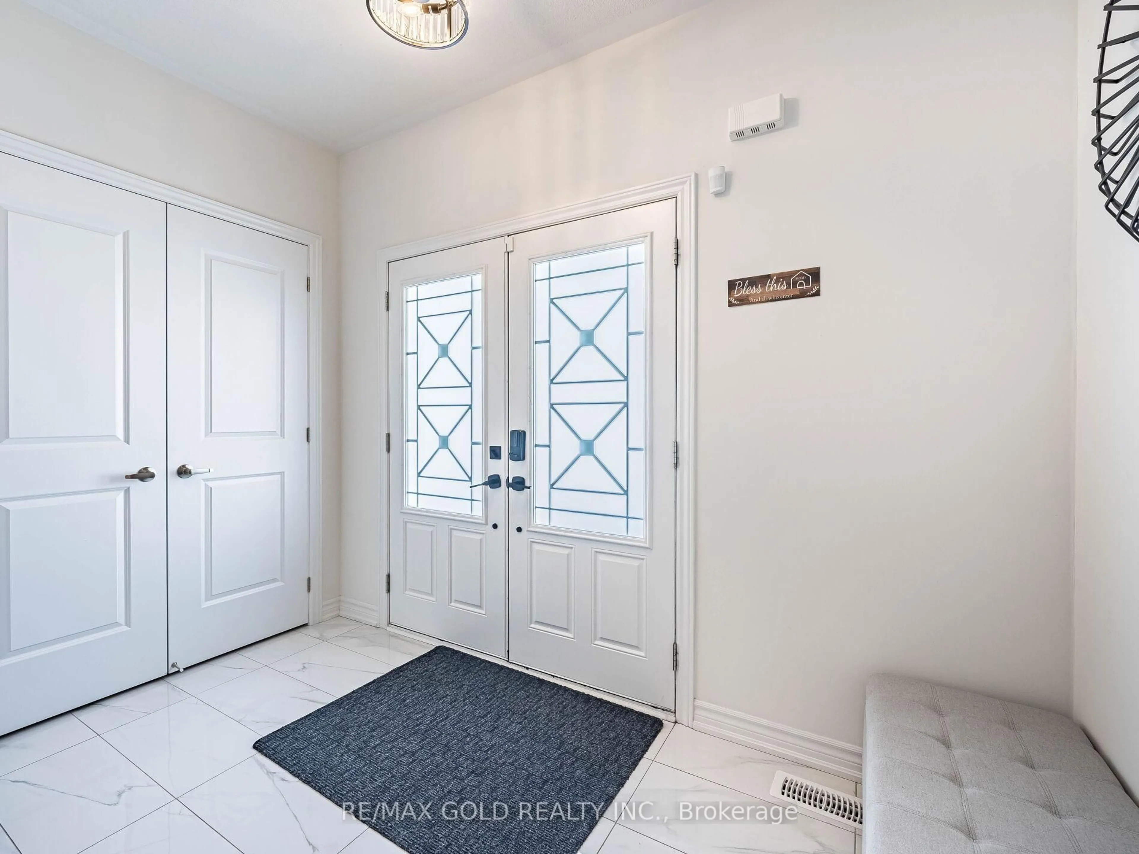 Indoor entryway for 1966 GRANDVIEW ST N St, Oshawa Ontario L1H 8L7
