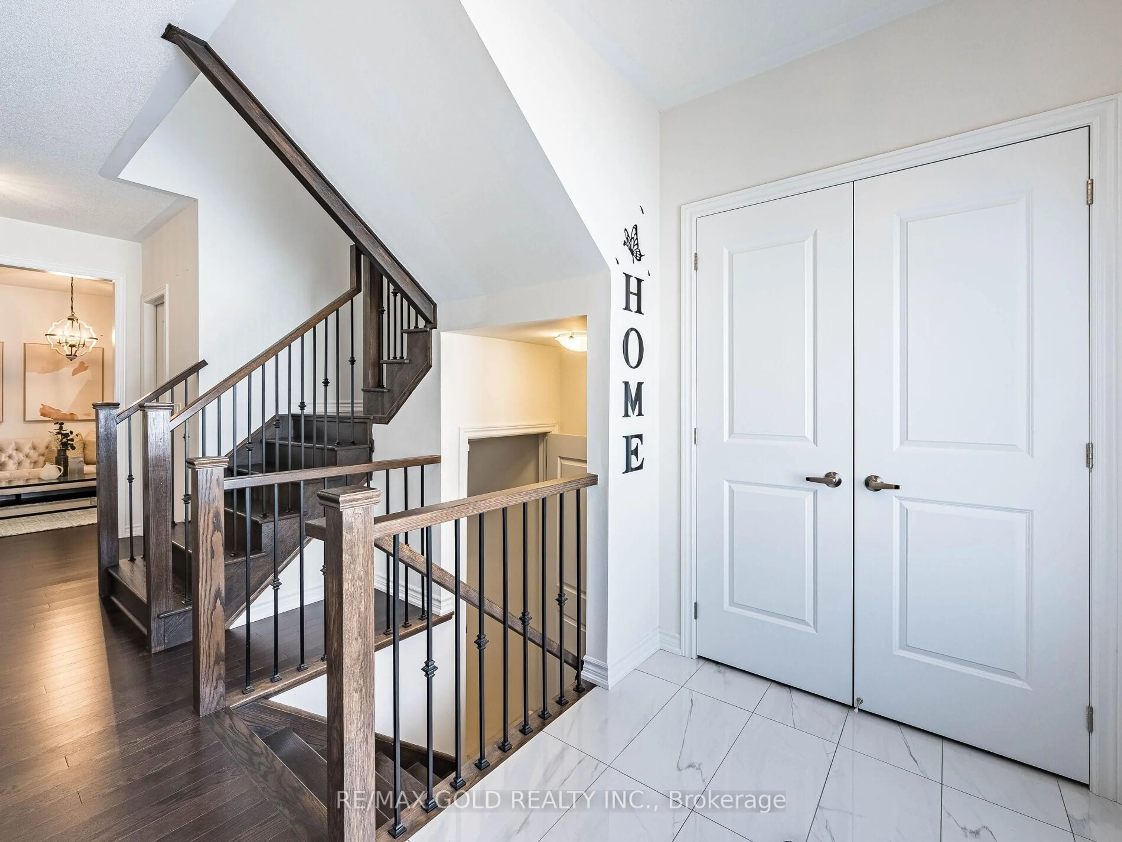 Indoor entryway for 1966 GRANDVIEW ST N St, Oshawa Ontario L1H 8L7