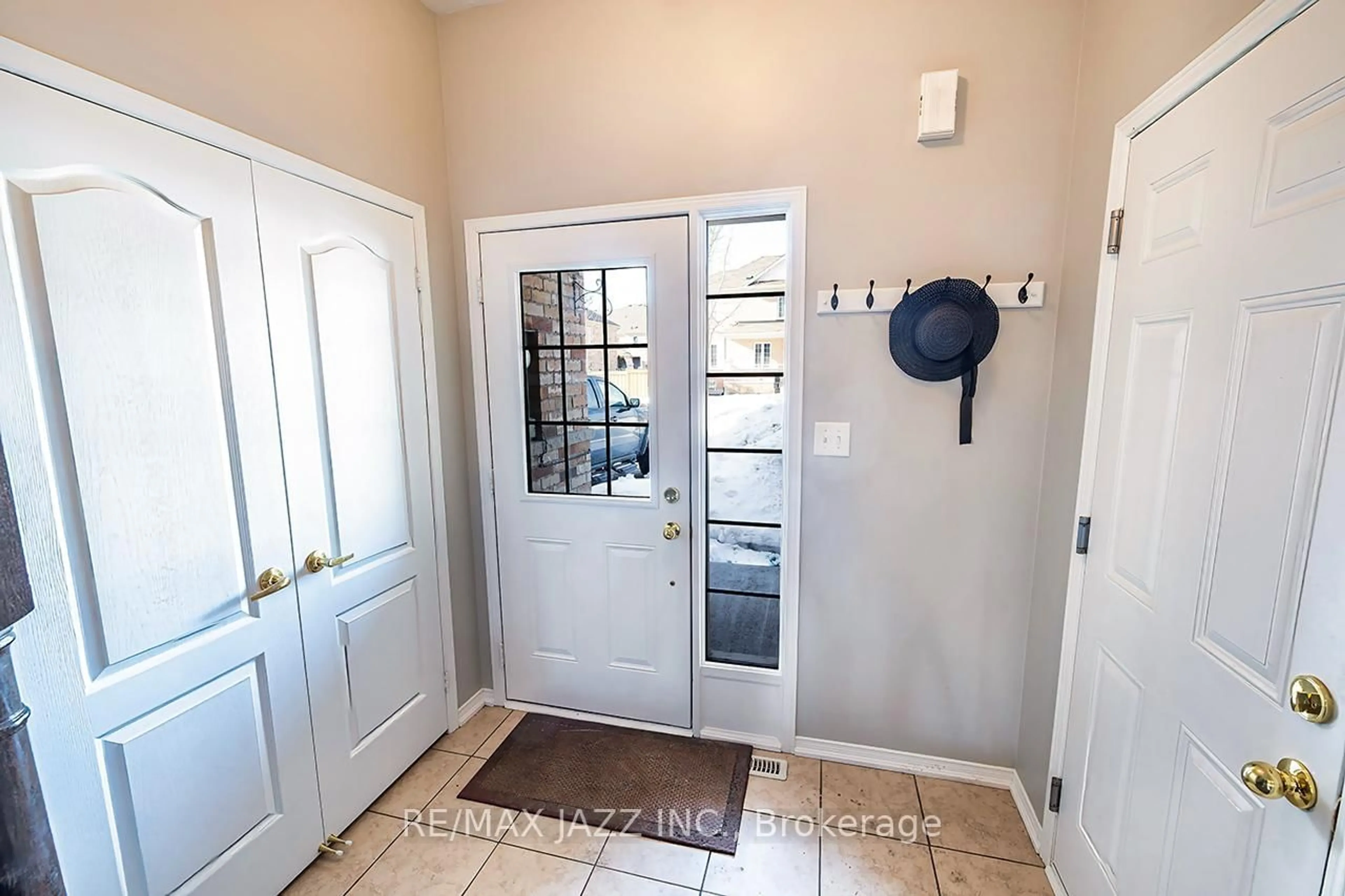 Indoor entryway for 25 Summerside Ave, Whitby Ontario L1R 0K1