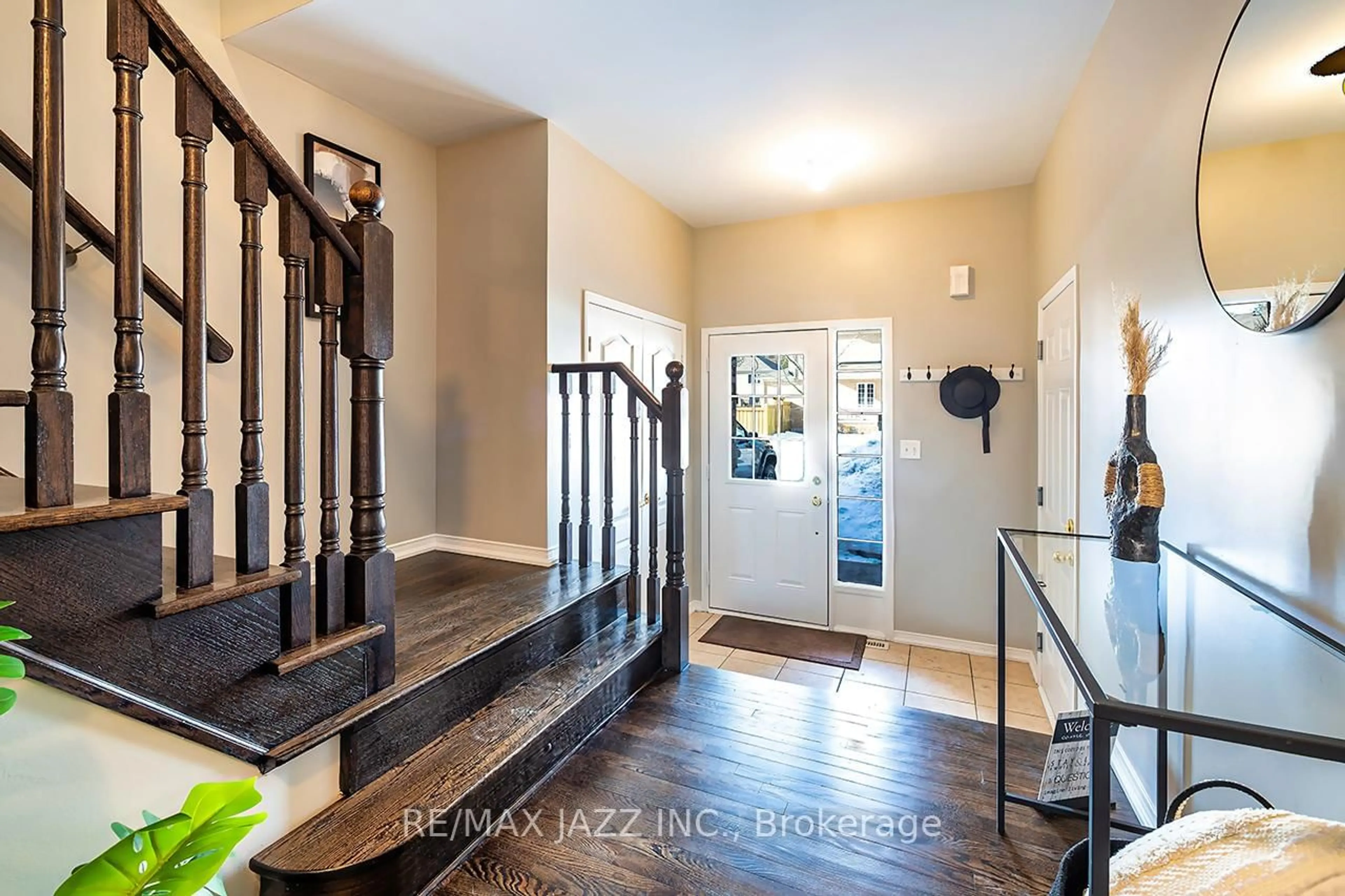 Indoor entryway for 25 Summerside Ave, Whitby Ontario L1R 0K1