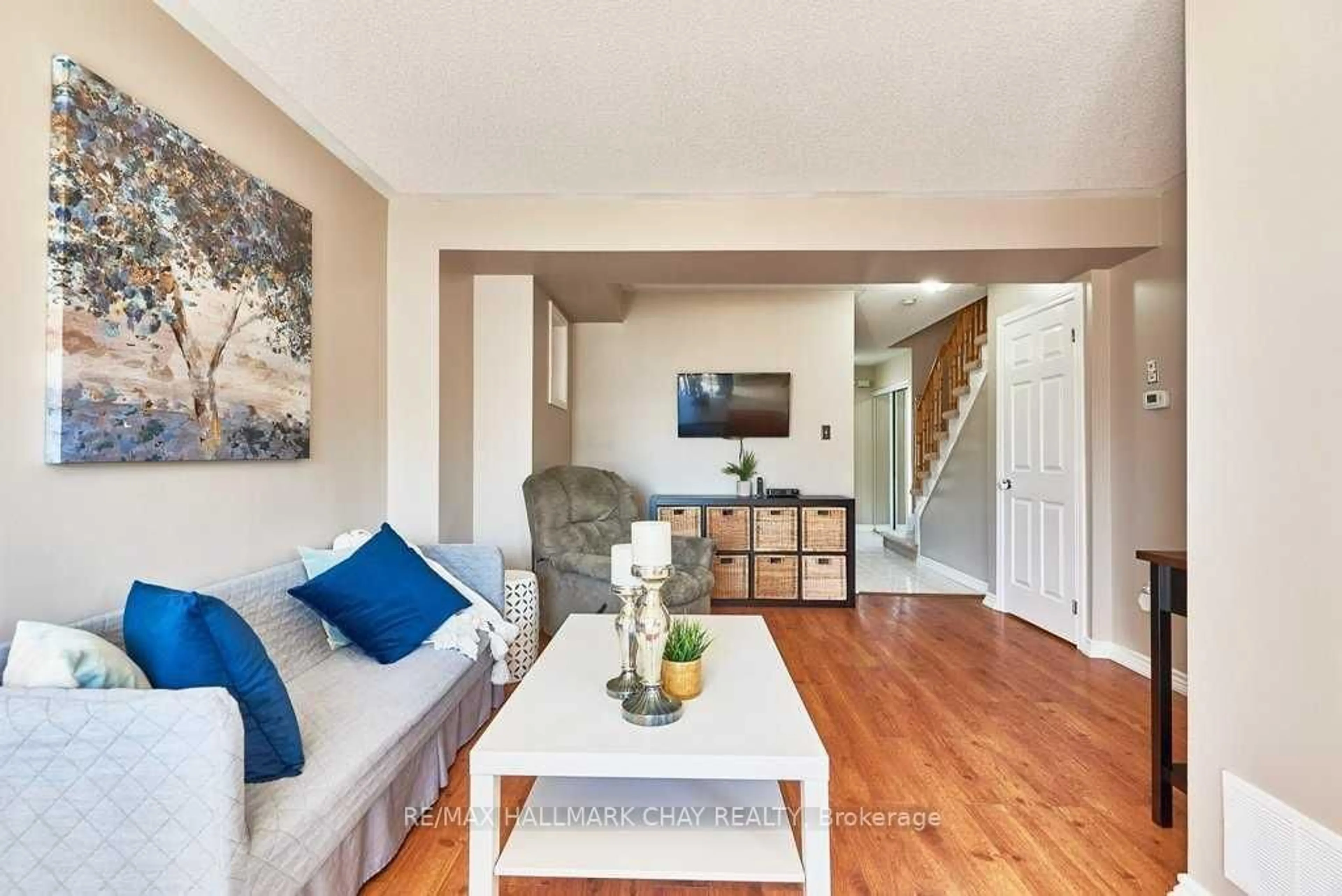 Living room with furniture, unknown for 129 Kirkland Pl, Whitby Ontario L1P 1W8