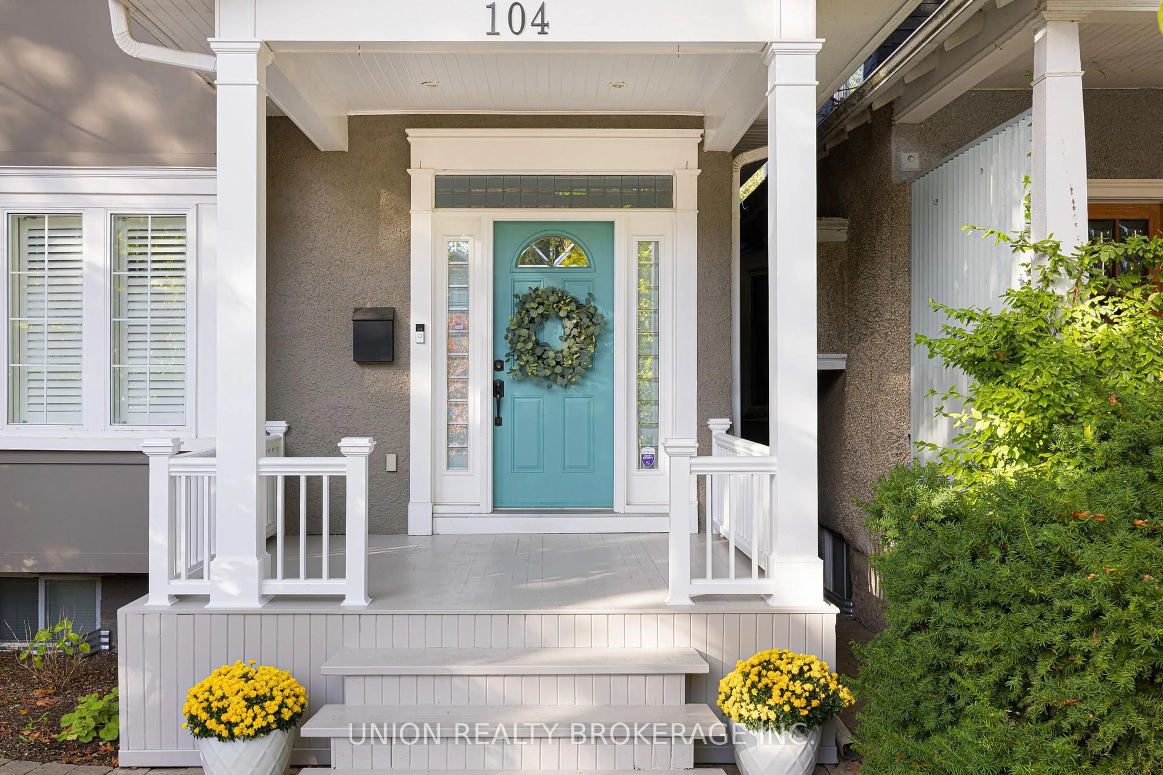 Indoor entryway for 104 Victoria Park Ave, Toronto Ontario M4E 3R9