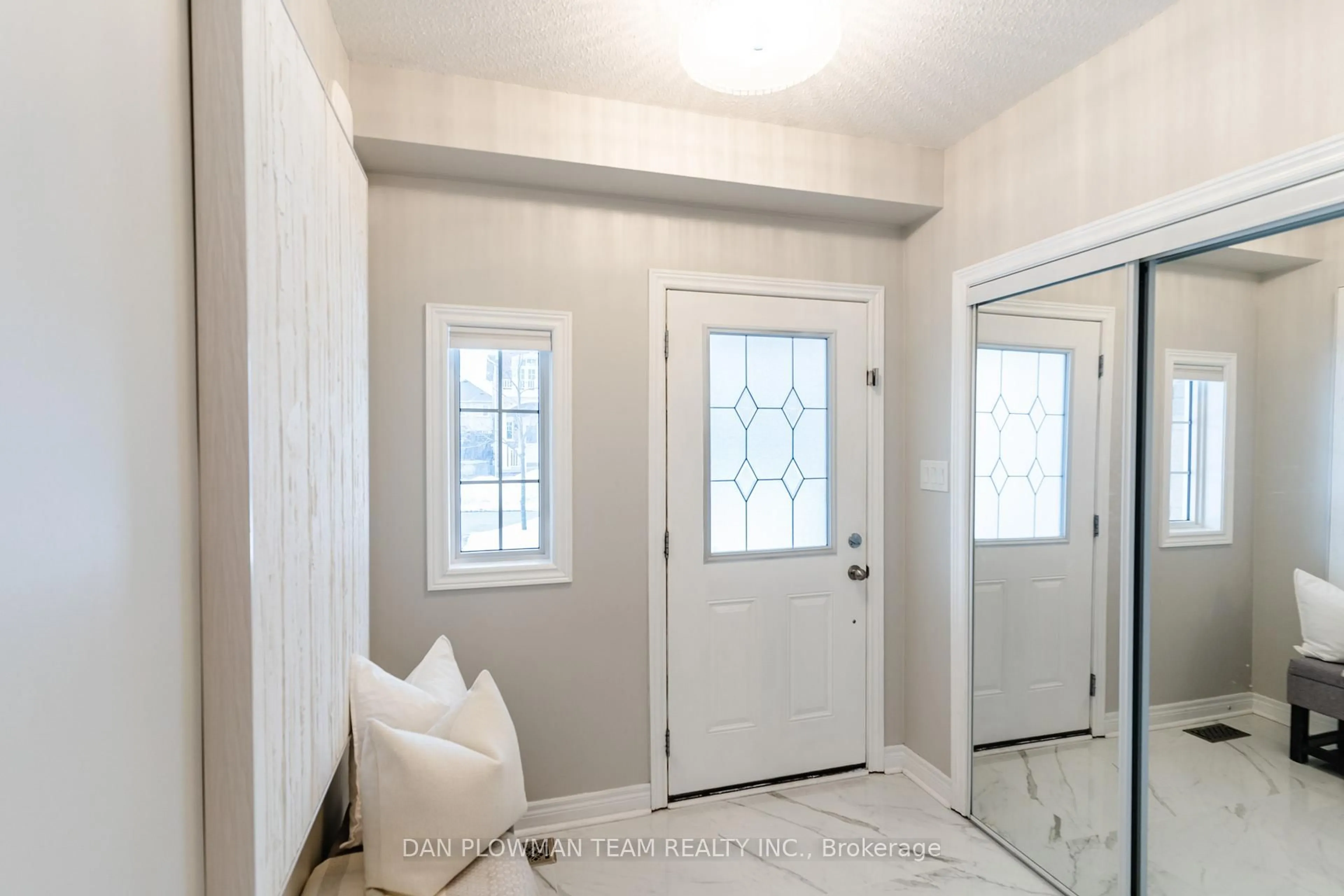 Indoor entryway for 27 McCourt Dr, Ajax Ontario L1Z 0P4