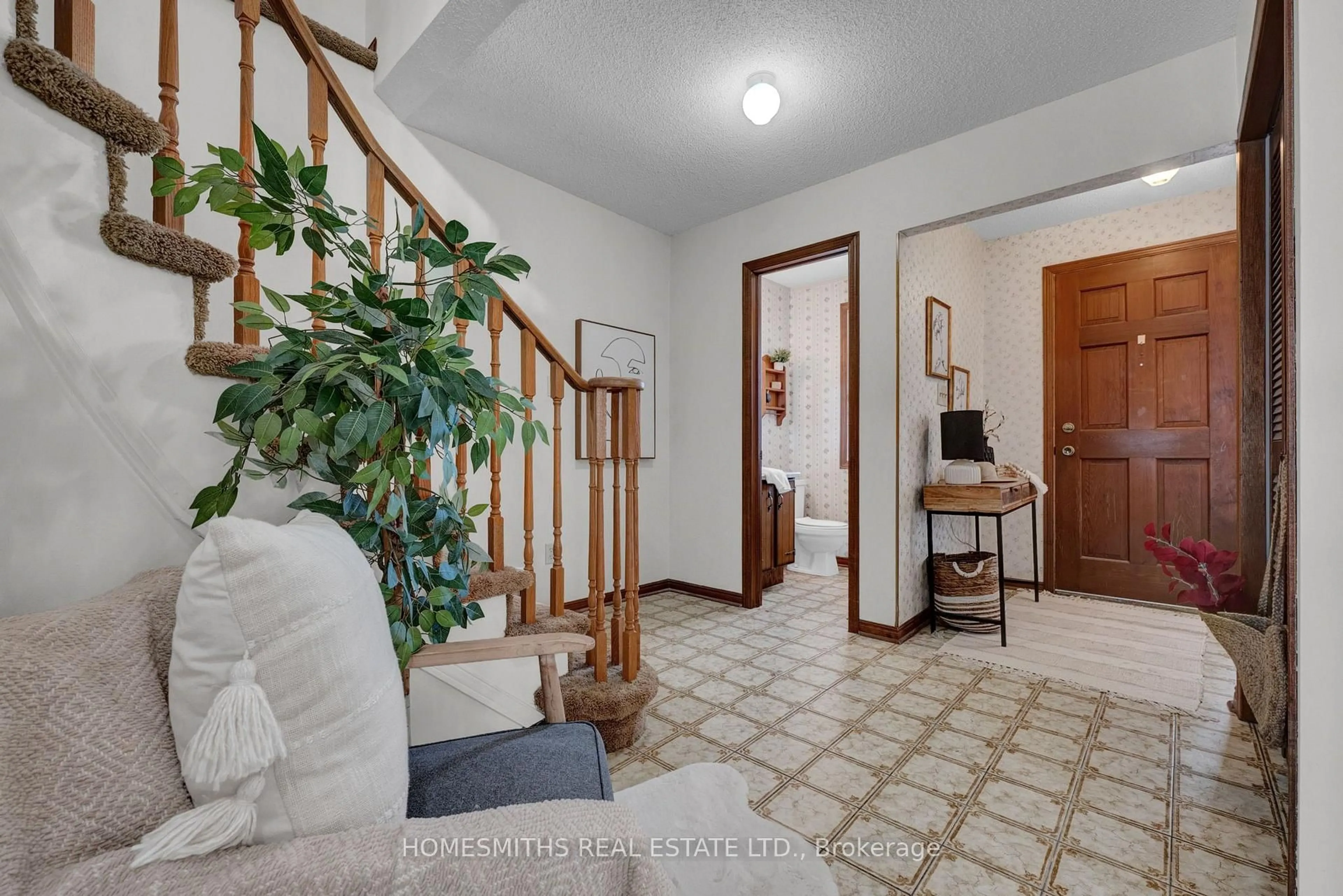 Indoor entryway for 774 Greenbriar Dr, Oshawa Ontario L1G 7J6