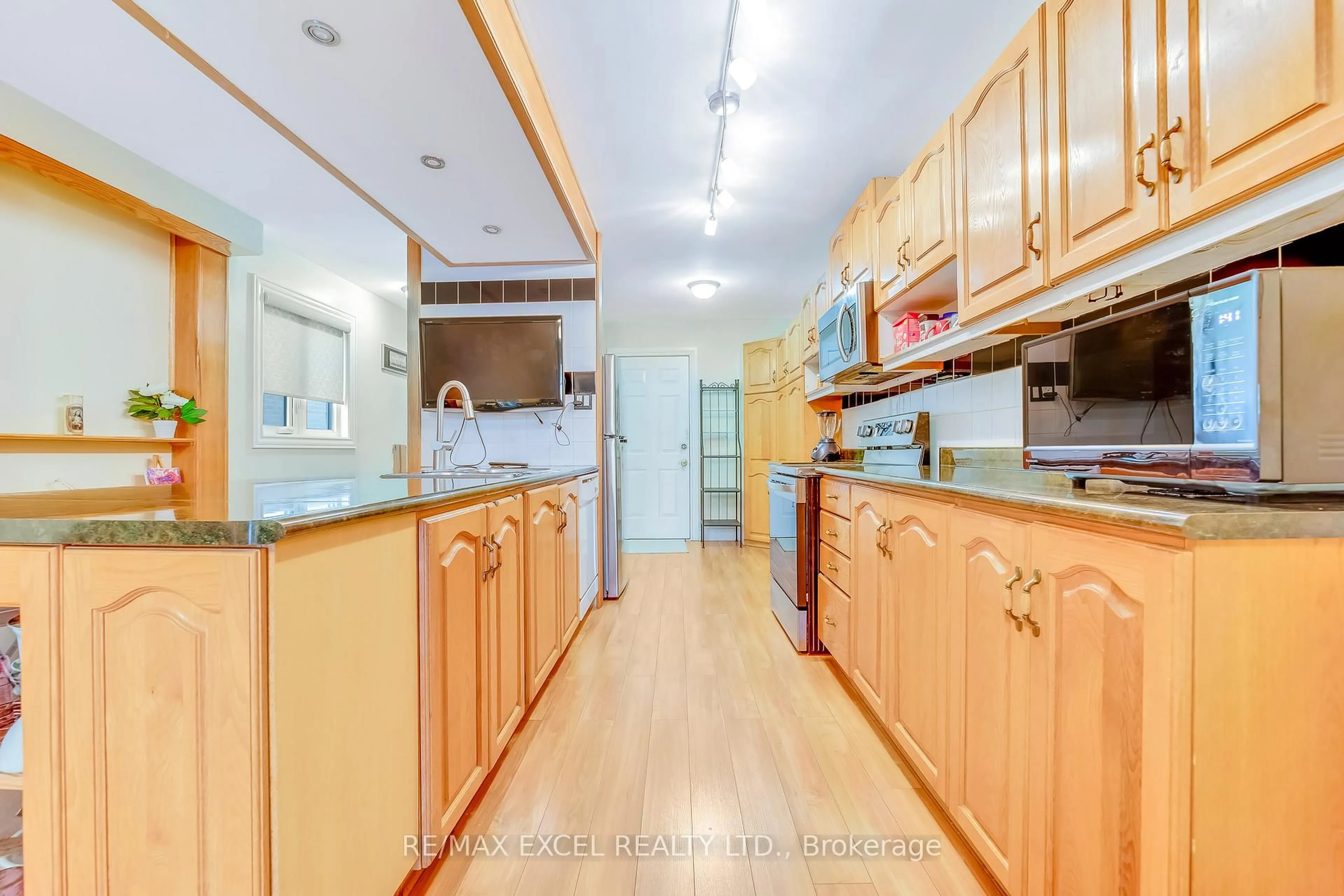 Standard kitchen, wood/laminate floor for 47 Jacob Fisher Dr, Toronto Ontario M1B 4K4