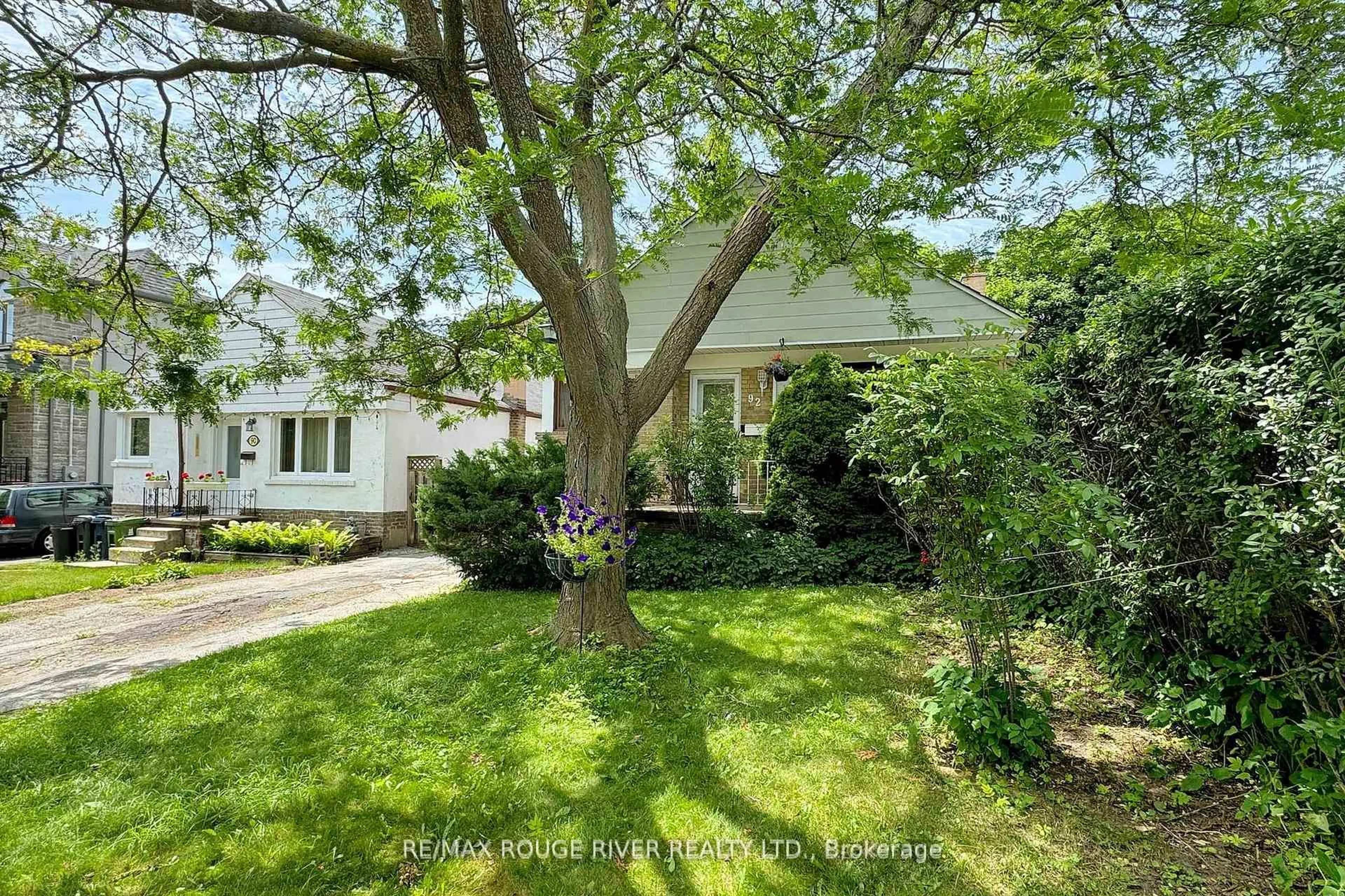 A pic from outside/outdoor area/front of a property/back of a property/a pic from drone, street for 92 Eastville Ave, Toronto Ontario M1M 2N9